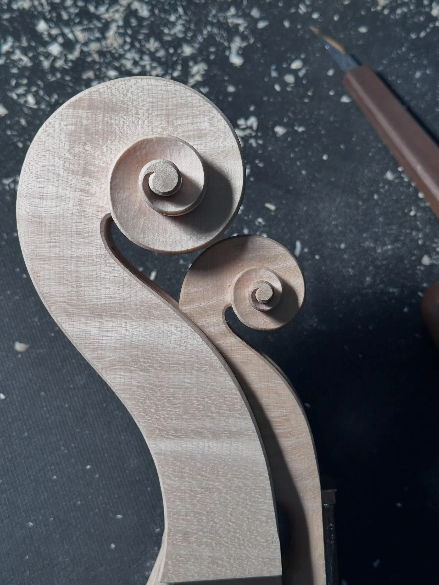 Violin and cello scroll both in the style of Joseph Guarneri &ldquo;filius Andrea&rdquo;