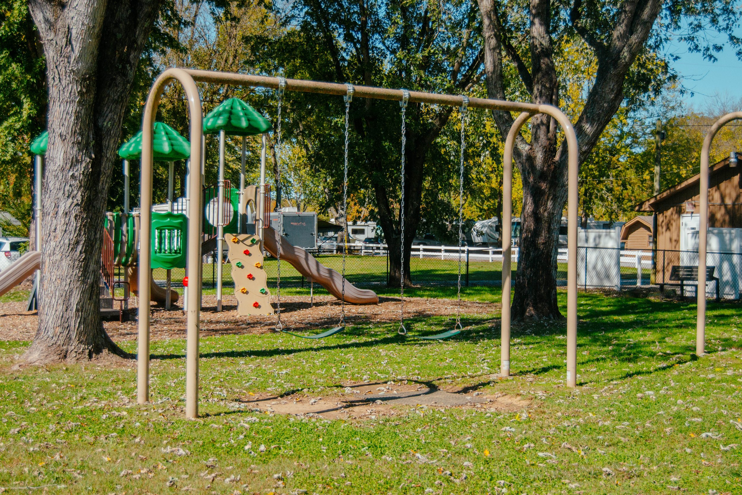 Sevierville, Tennessee, Pigeon Forge, Smoky Mountains, Rv Park & Resort, RV Campground, Cabins, Riverside, Little Pigeon River, Pool, Walking Trail, Pickleball, Bathhouse, Gaga Ball, Family friendly, Laundry Room, Washer and Dryers, Pickleball Courts