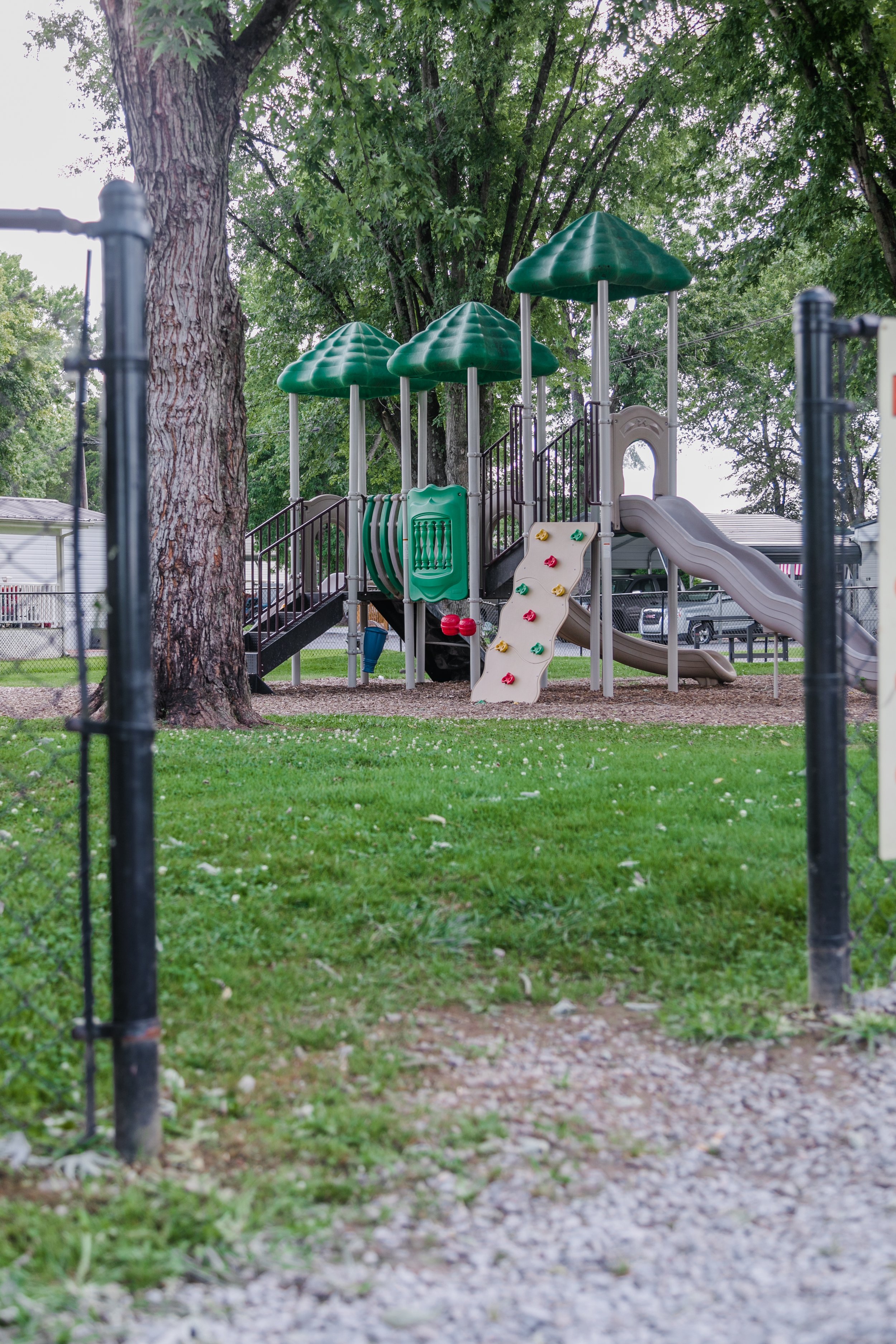 Sevierville, Tennessee, Pigeon Forge, Smoky Mountains, Rv Park & Resort, RV Campground, Cabins, Riverside, Little Pigeon River, Pool, Walking Trail, Pickleball, Bathhouse, Gaga Ball, Family friendly, Laundry Room, Washer and Dryers, Pickleball Courts