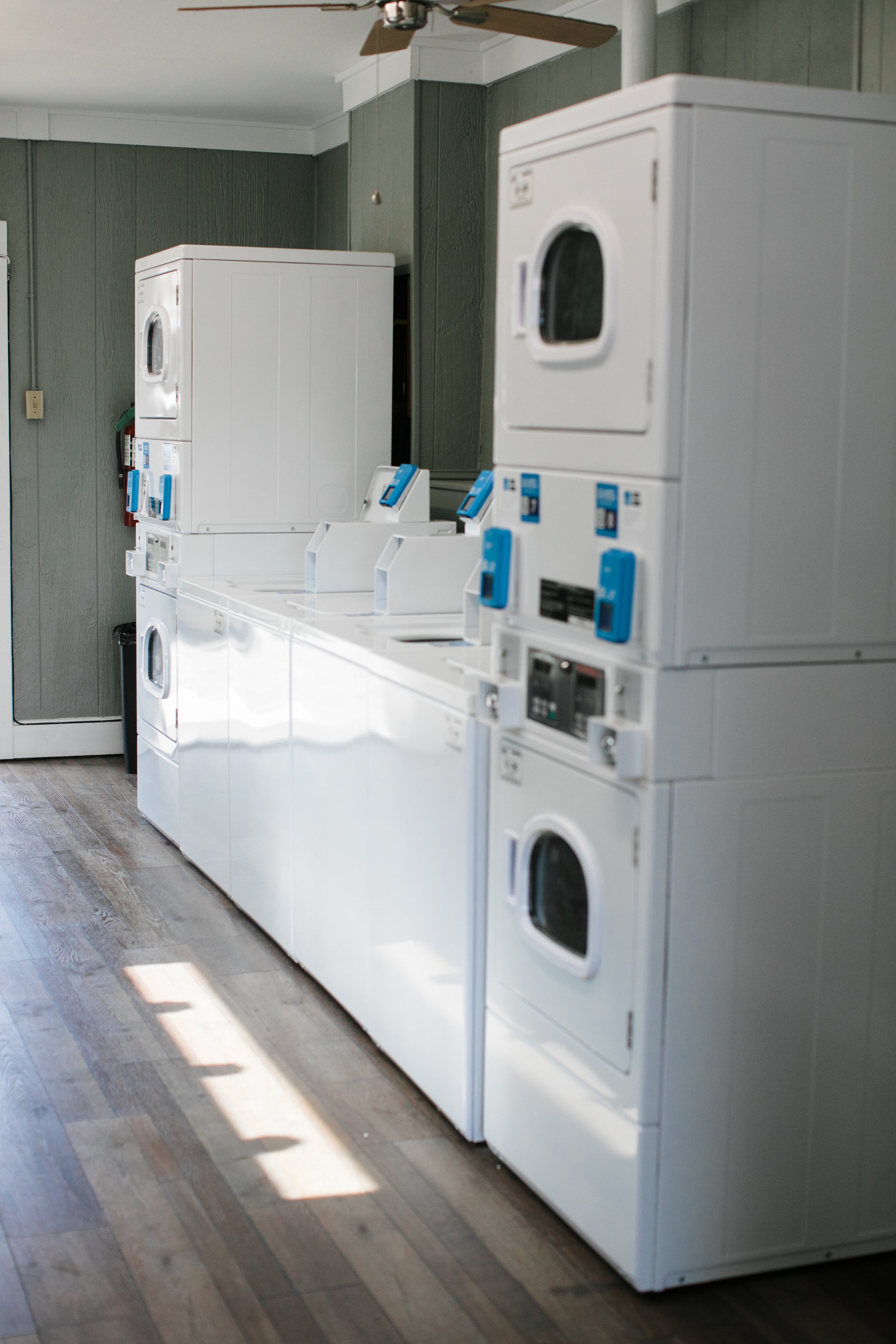 Sevierville, Tennessee, Pigeon Forge, Smoky Mountains, Rv Park & Resort, RV Campground, Cabins, Riverside, Little Pigeon River, Pool, Walking Trail, Pickleball, Bathhouse, Gaga Ball, Family friendly, Laundry Room, Washer and Dryers