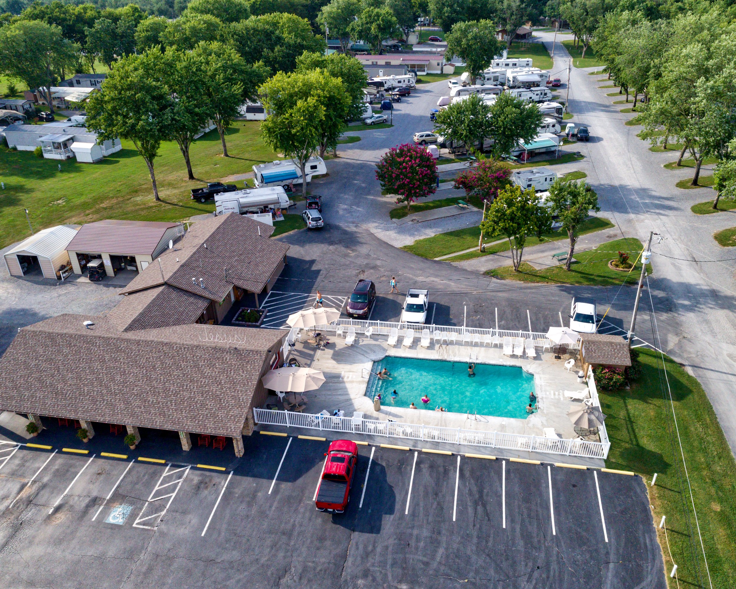 Sevierville, Tennessee, Pigeon Forge, Smoky Mountains, Rv Park & Resort, RV Campground, Cabins, Riverside, Little Pigeon River, Pool, Walking Trail, Pickleball, Bathhouse, Gaga Ball, Family friendly, Laundry Room, Washer and Dryers, Pickleball Courts