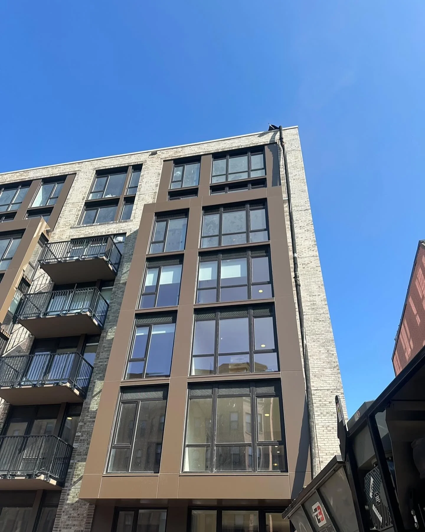 🏢💨 Soil Blowing: when rooftops and courtyards become unexpected canvases! #GTM #SoilBlowing #MulchBlowing #ExpressBlower #Rooftop #Courtyard