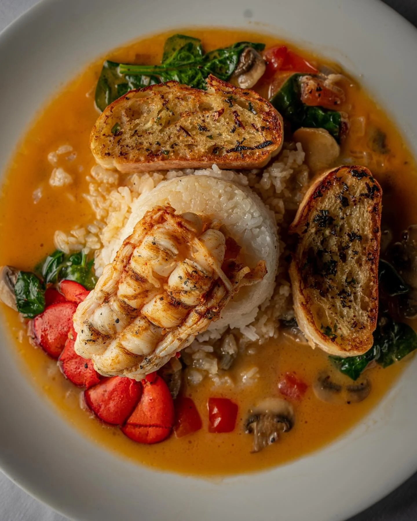 Come check out our new weekly dining specials created by incredible head chef Francisco 
✨Entree Special-Lobster Florentine
✨Appetizer Special-Meatloaf