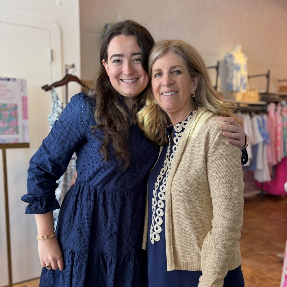 Mother-daughter duo showing their Navy spirit for Parents Weekend in Annapolis! 💙

#gonavy #navalacademy #parentsweekend #lillypulitzer #thepinkcrab