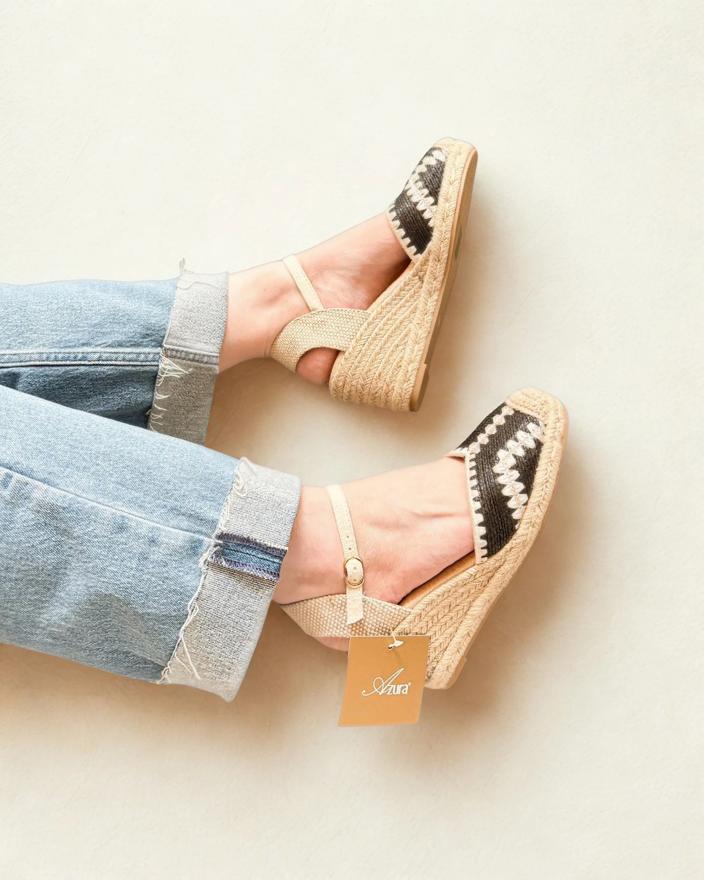 Step into summer with Azura ✨

This cream and black sandal is the perfect mix of chic and comfortable. It&rsquo;s easy to style, lightweight, and made for everything from vacation days to everyday wear ☀️🖤

Available now at Fox &amp; Holly!

#FoxAnd