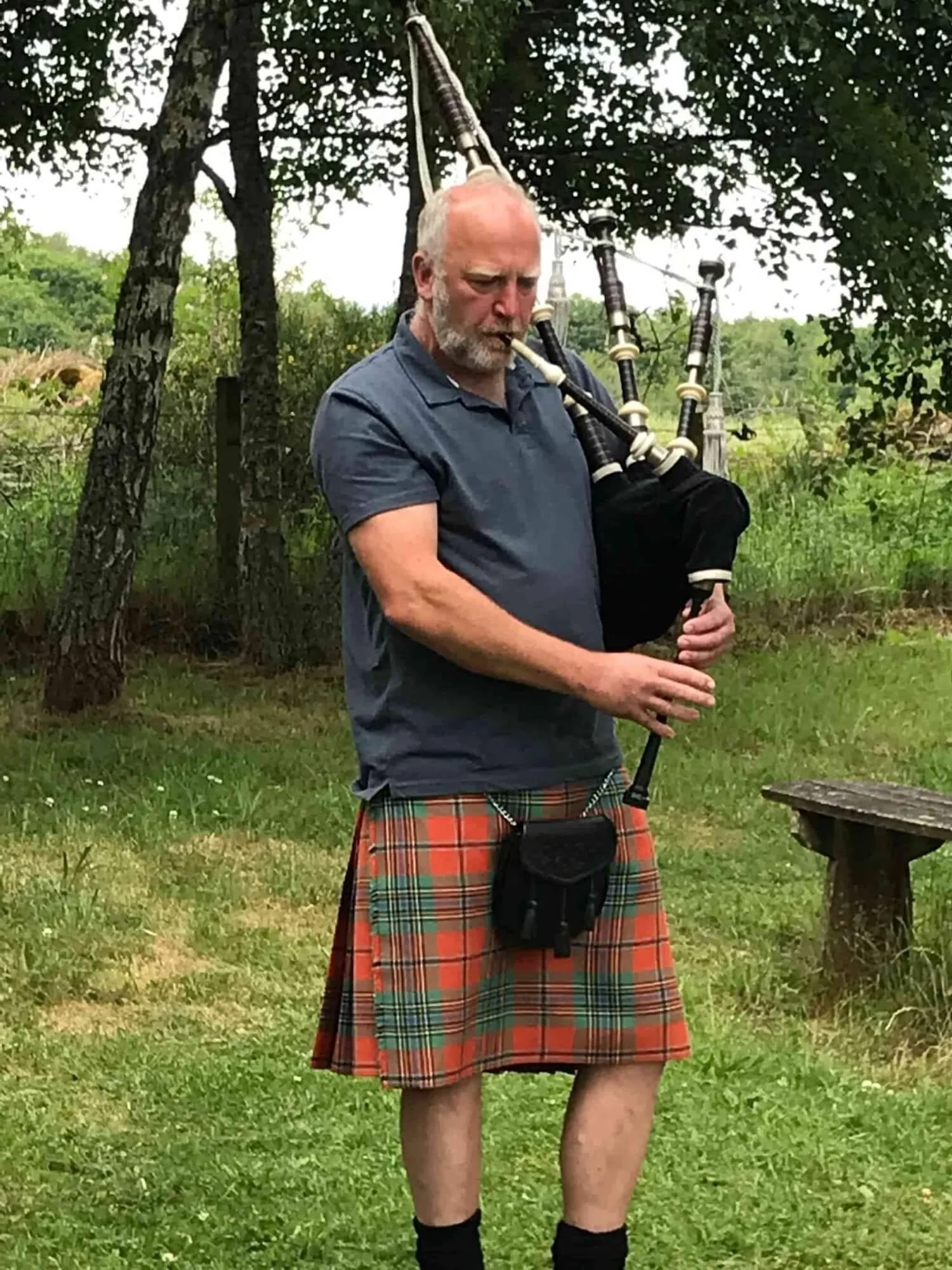 Bagpiper_scotland.jpg