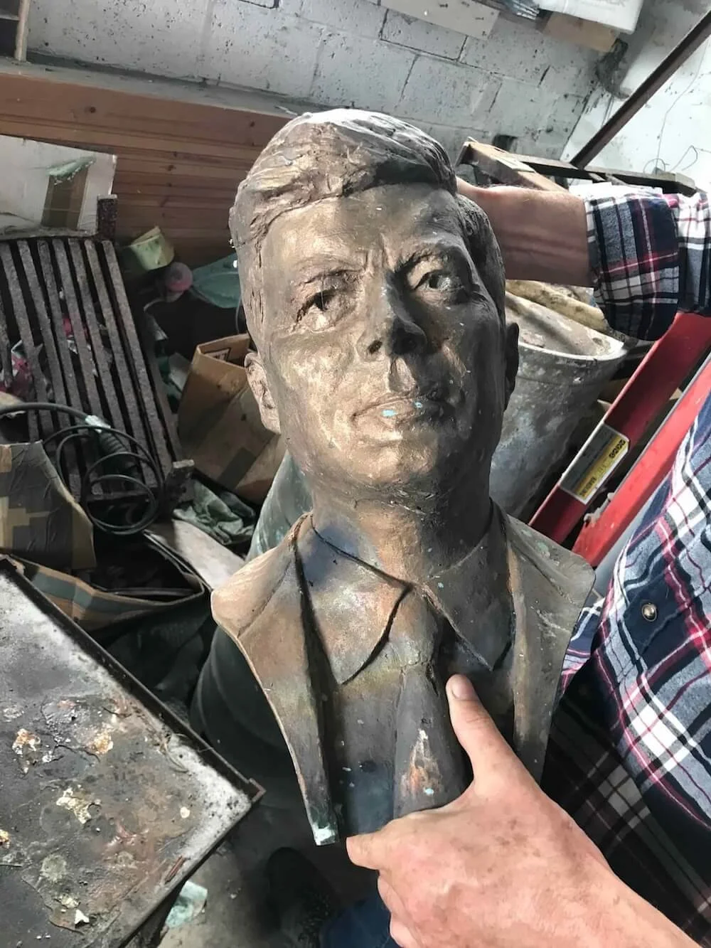 a bronz bust sculpture of John F. Kennedy