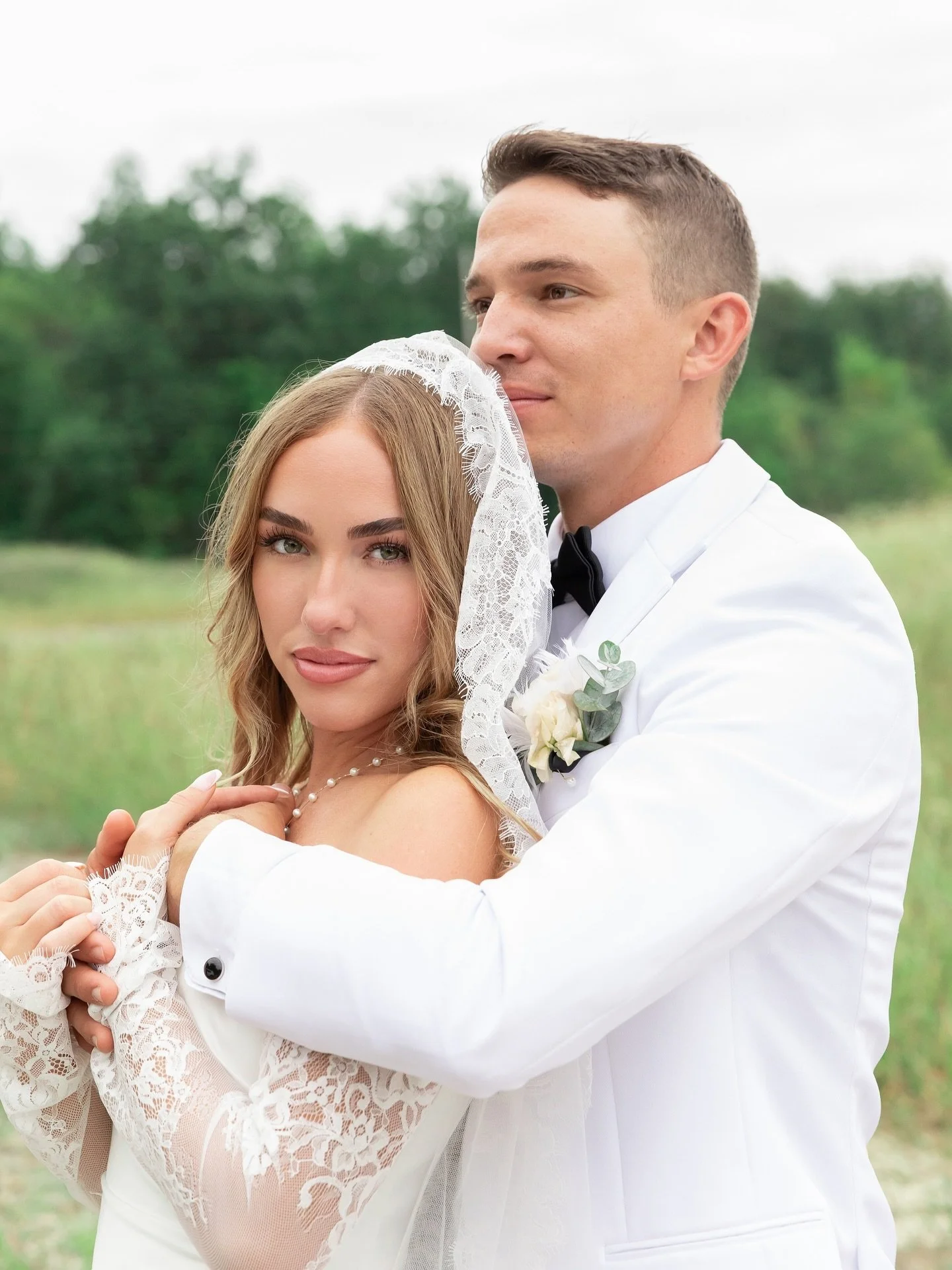 What a beautiful day for Saige and Brandon as they tied the knot at Tall Oaks West in Ohio!💛🌾✨ This wedding was such a special one for me to photograph&ndash; about five years ago, Saige and I first met while working together in Downtown Cleveland.