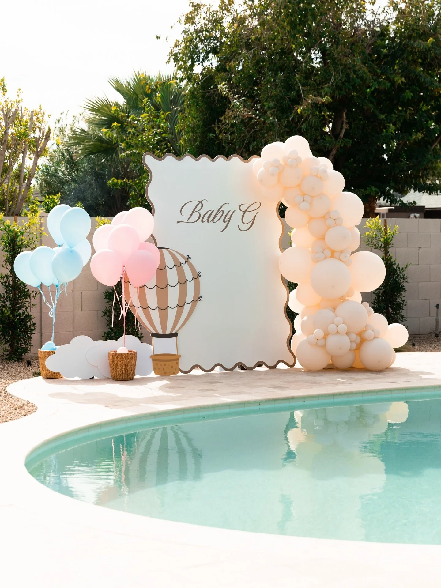 Photographs from Cata &amp; Zach&rsquo;s gender reveal with their family 🤍

I absolutely loved the thoughtful way they chose to share this moment. First, they had an intimate reveal just the two of them, where we photographed the moment they found o