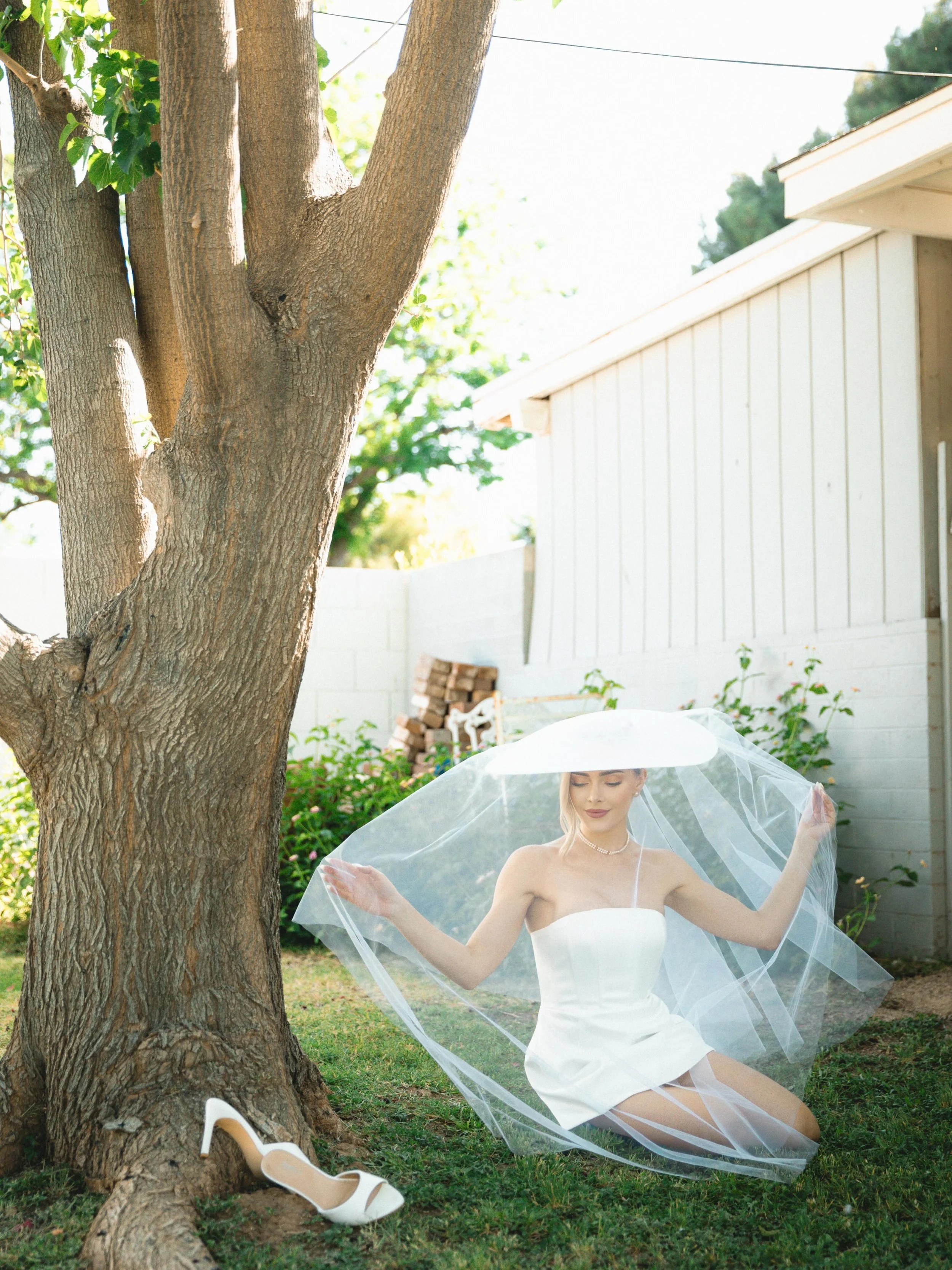 Some recent gorgeous photos from Jess&rsquo; bridal shower📸🤍✨ I simply couldn&rsquo;t resist pulling her aside for a few photos under this beautiful tree with the garden glowing in the background🤭