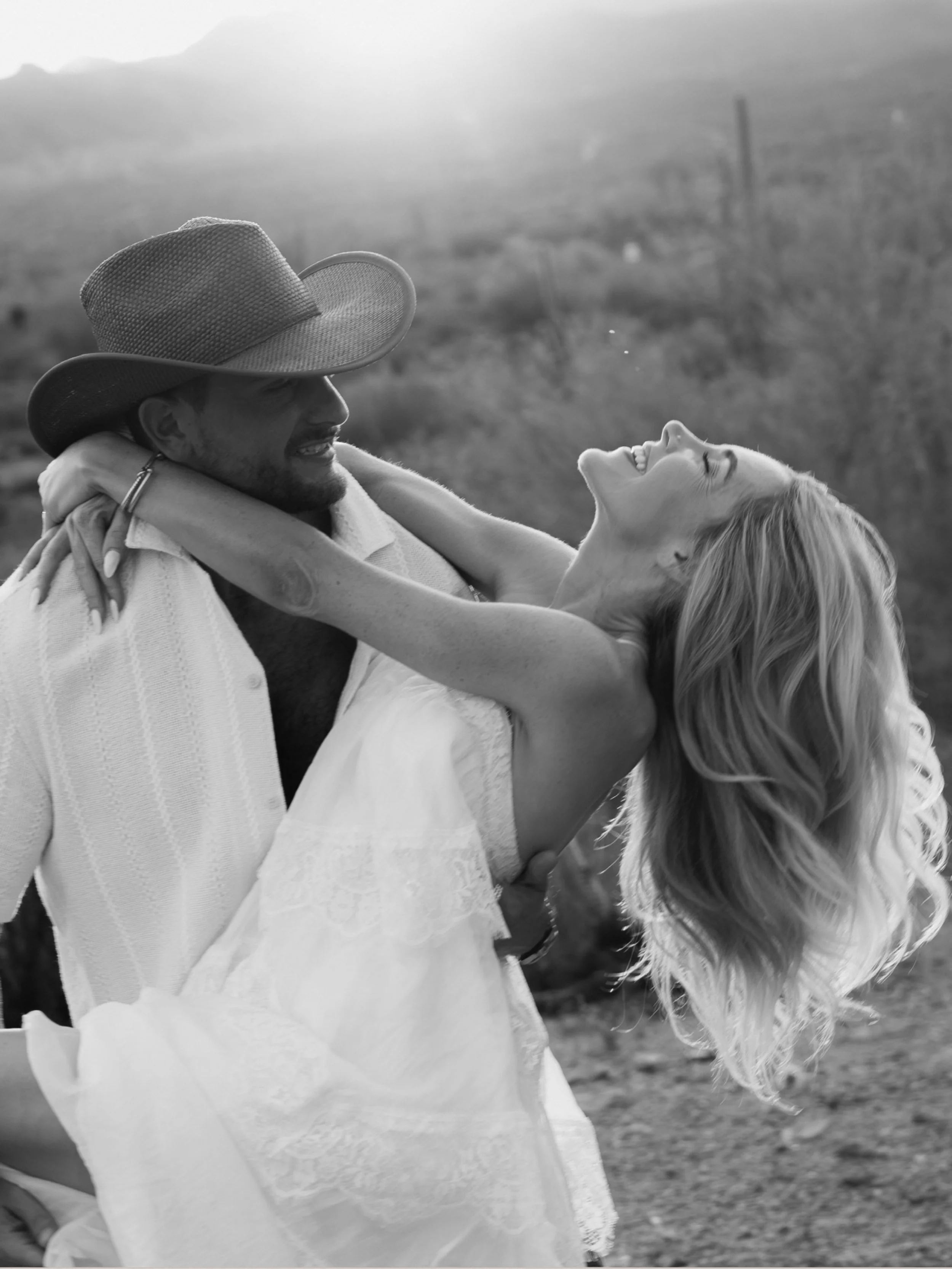 Part of what Jess and Michael really wanted for their engagement photos was the desert! These two met in Arizona while they were in college, so it was especially important to them to capture the place where their story began🌵

Next up, the wedding! 