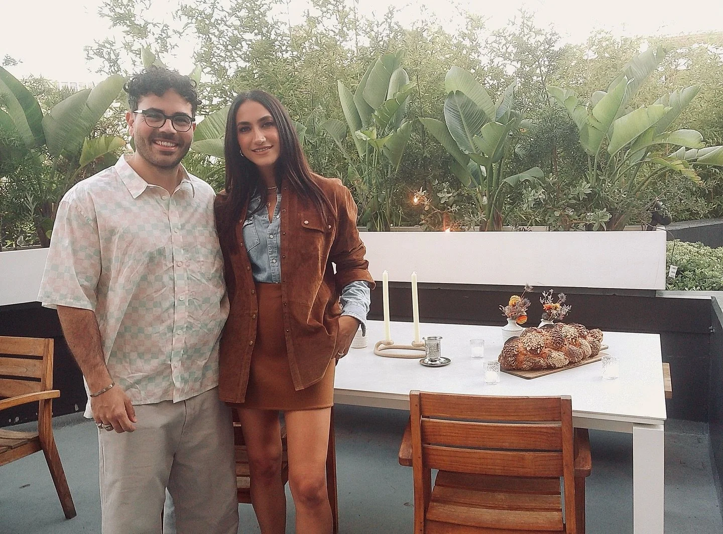 My brother @henmazzig was in town and we threw a Shabbat together last minute at our favorite @leora_cafe. Shabbat is my favorite ritual - a tradition of sharing food and stories that has connected us across deserts, oceans, and centuries. An importa