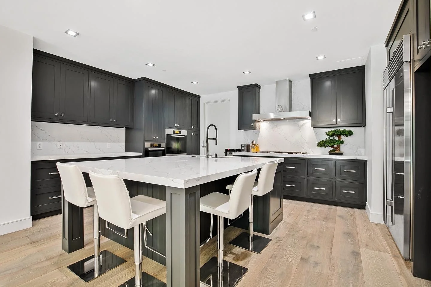 20221014_181927702_iOS 2ND KITCHEN3.jpg