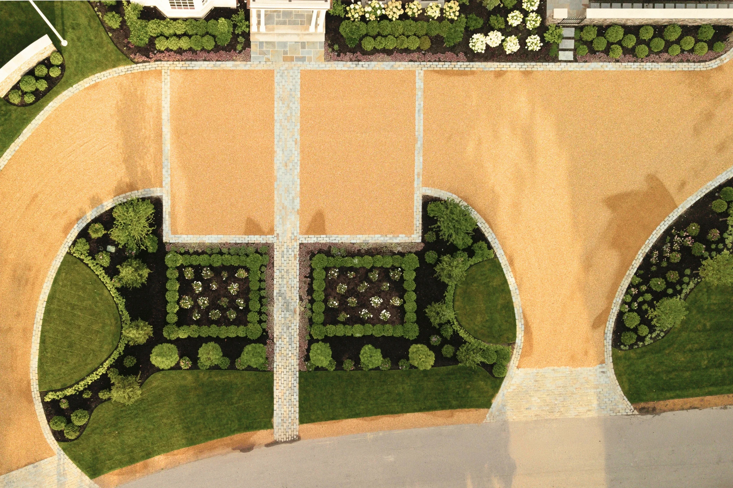 hardscaping-aerial-pea-gravel-motor-court-cobblestone-border-north-shore-pappas-company-landscape.webp