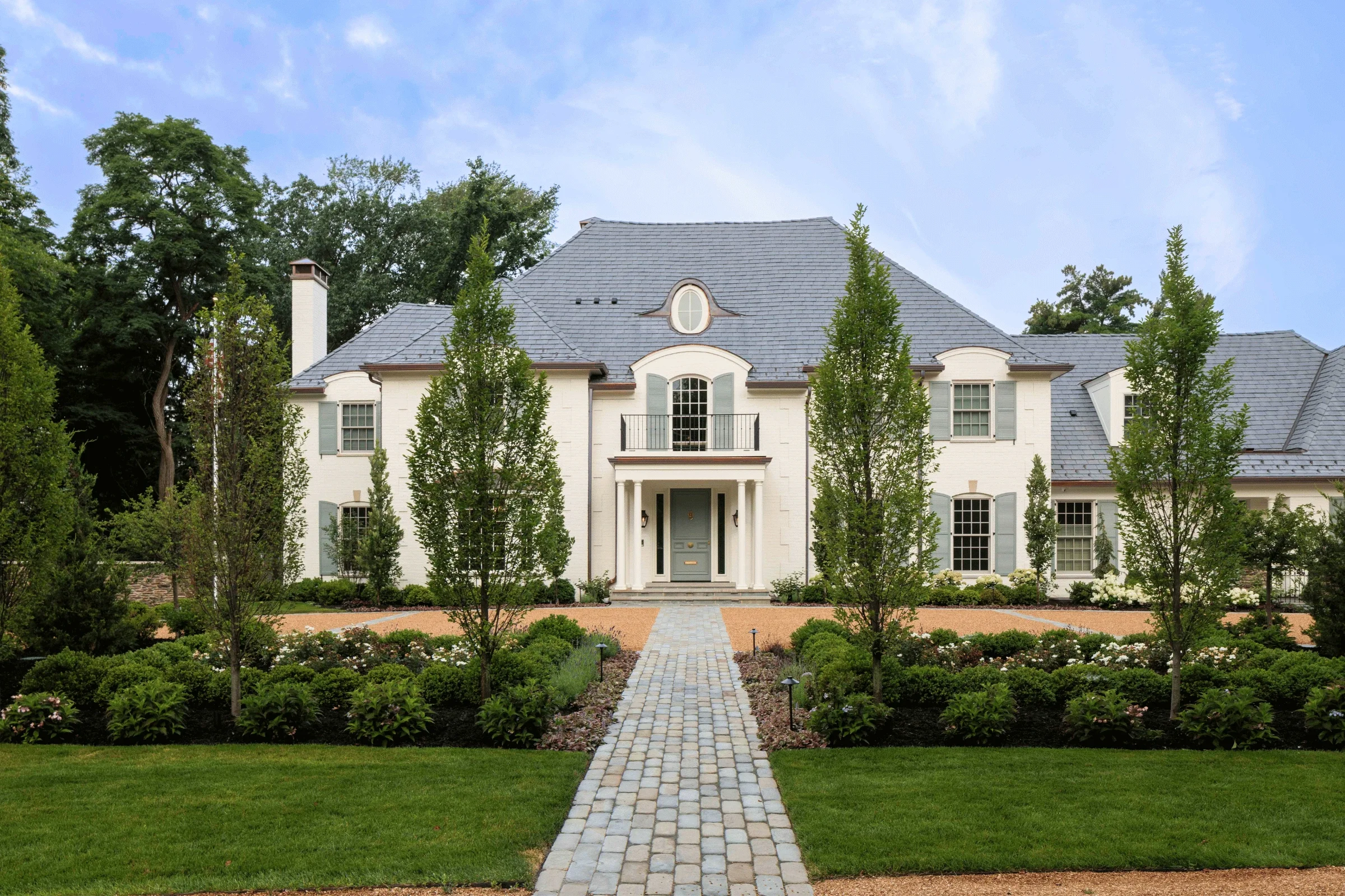 hardscaping-cobblestone-front-walkway-pea-gravel-motor-court-north-shore-pappas-company-landscape.webp