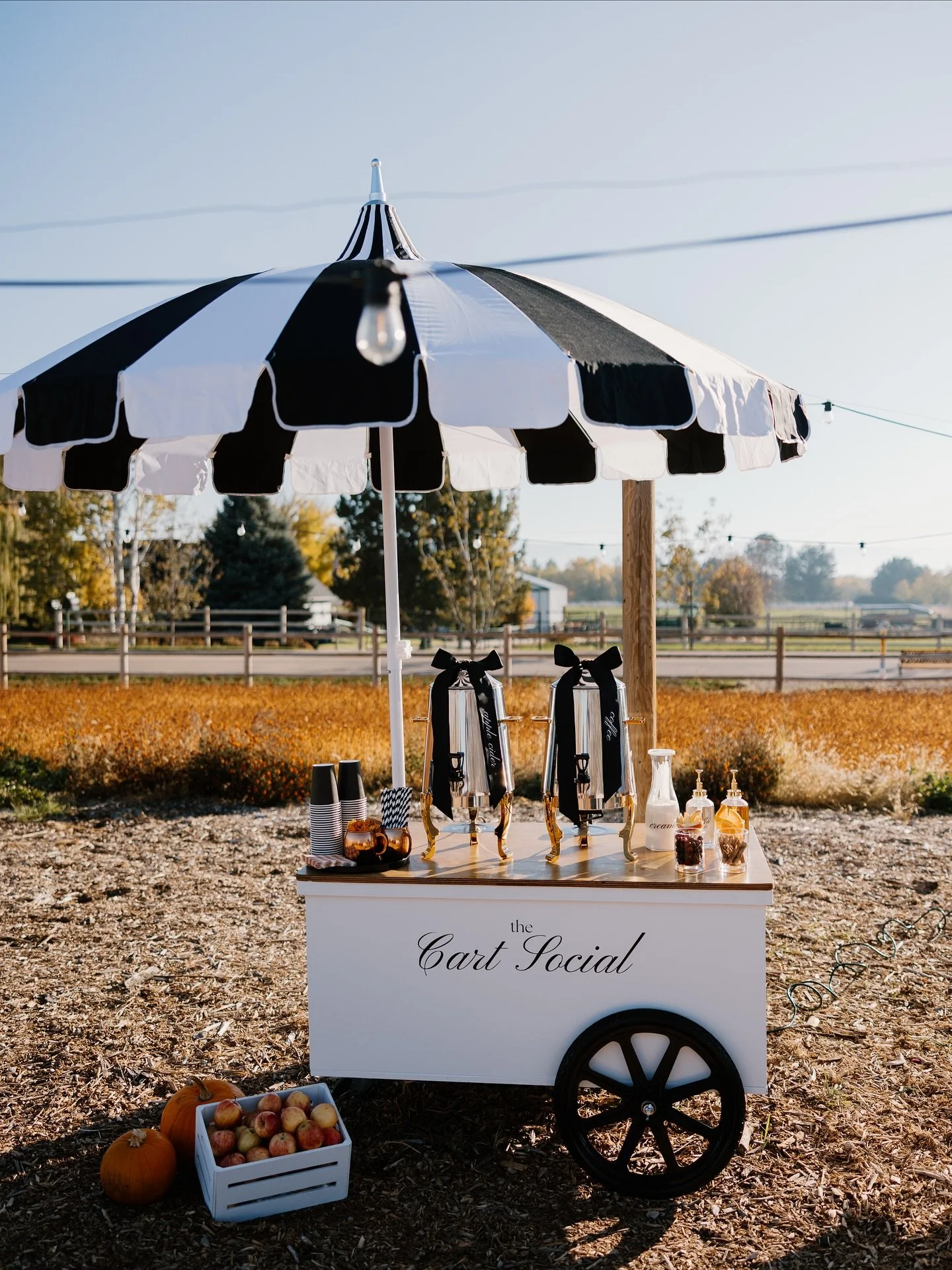 Full fall mode 😍🍂🍁☕️
.
.
.
#coffeecart #eventcart #barcart #mobilebarcart #boise #idaho #boiseevents #boisewedding