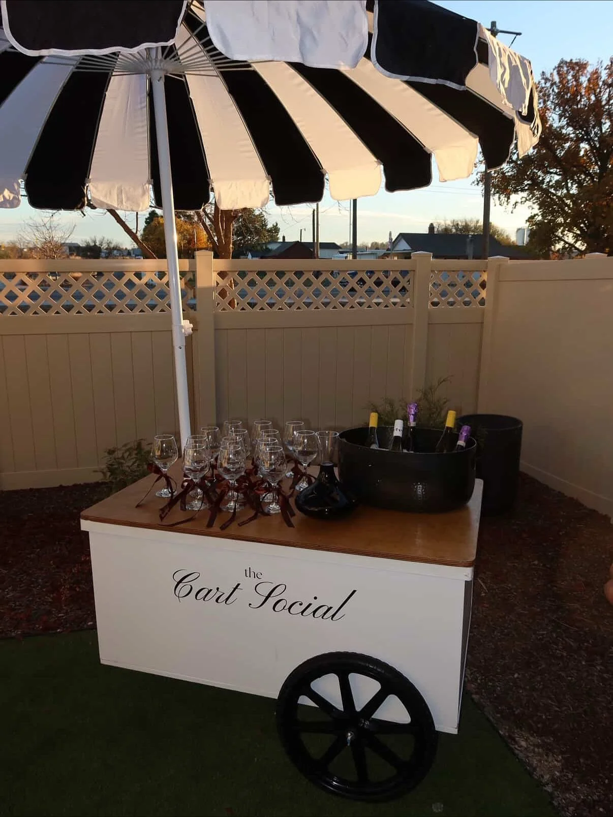 Friendsgiving szn in full swing 🍷🥂
.
The cutest party hosted by @makennasparkss 🥰✨