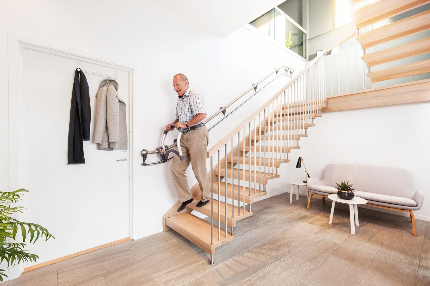 Can Wall Colors Improve Navigation for Low Vision?