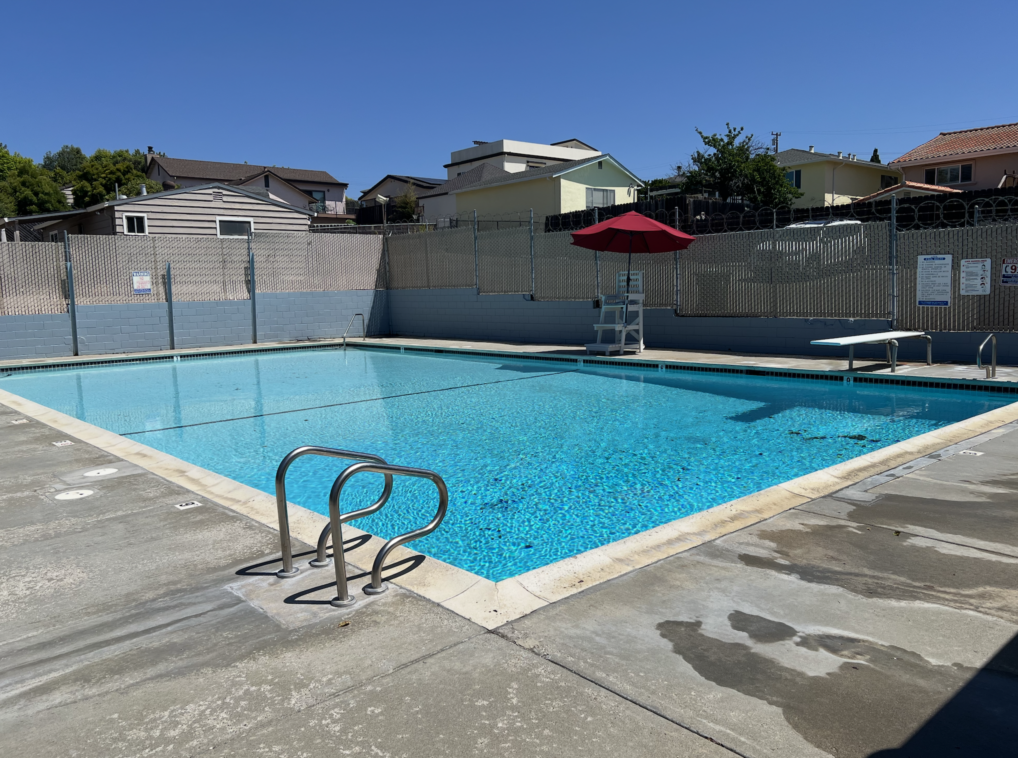 The pool temperature is set to a comfortable 82º