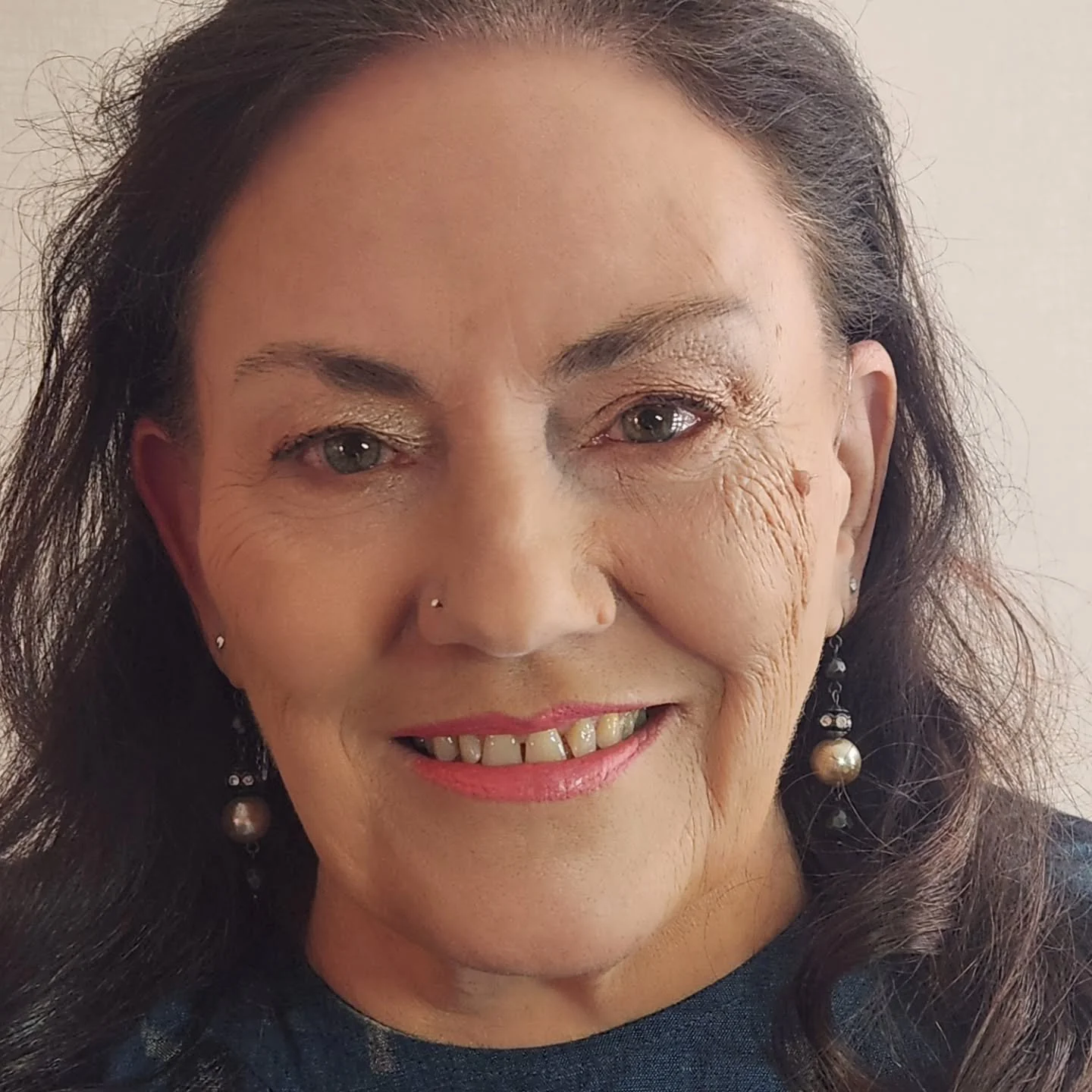 💥Sparkling at her son's surprise wedding, 75 year old Samaria was sparkling of joy with her new look. 

🥰Make up and hair done at Beauty Delphine by Astrid hair @micke_manahampy

#makeup