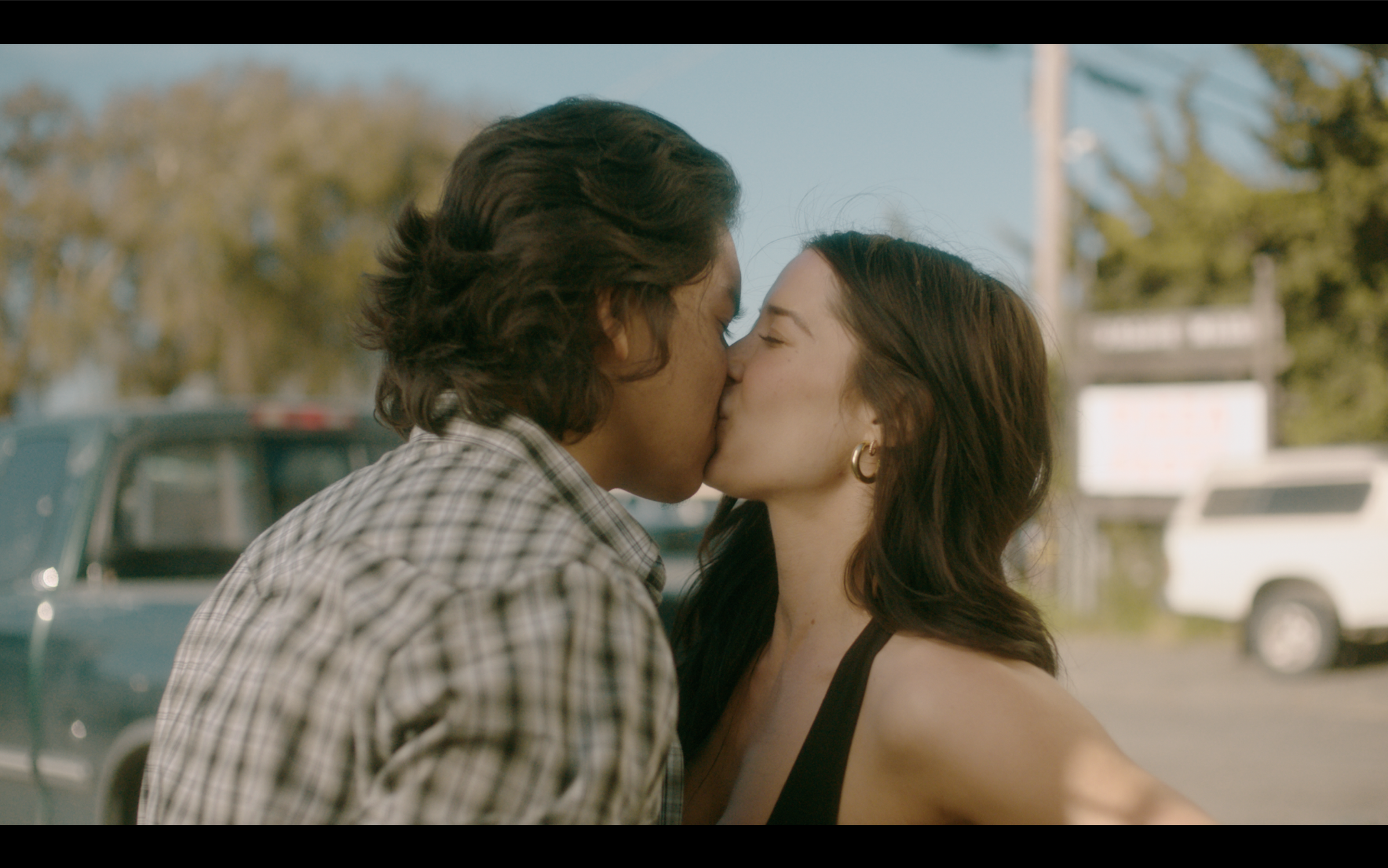 santos and emma kiss.png