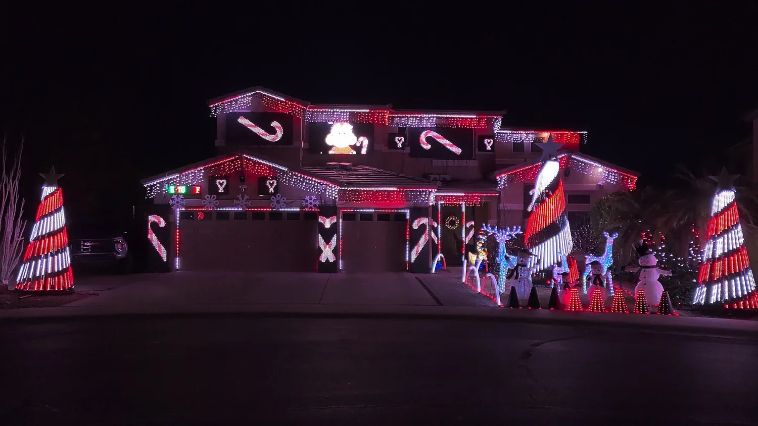 Home outlined in holiday lights, installed by Canyon Lightscape Creations