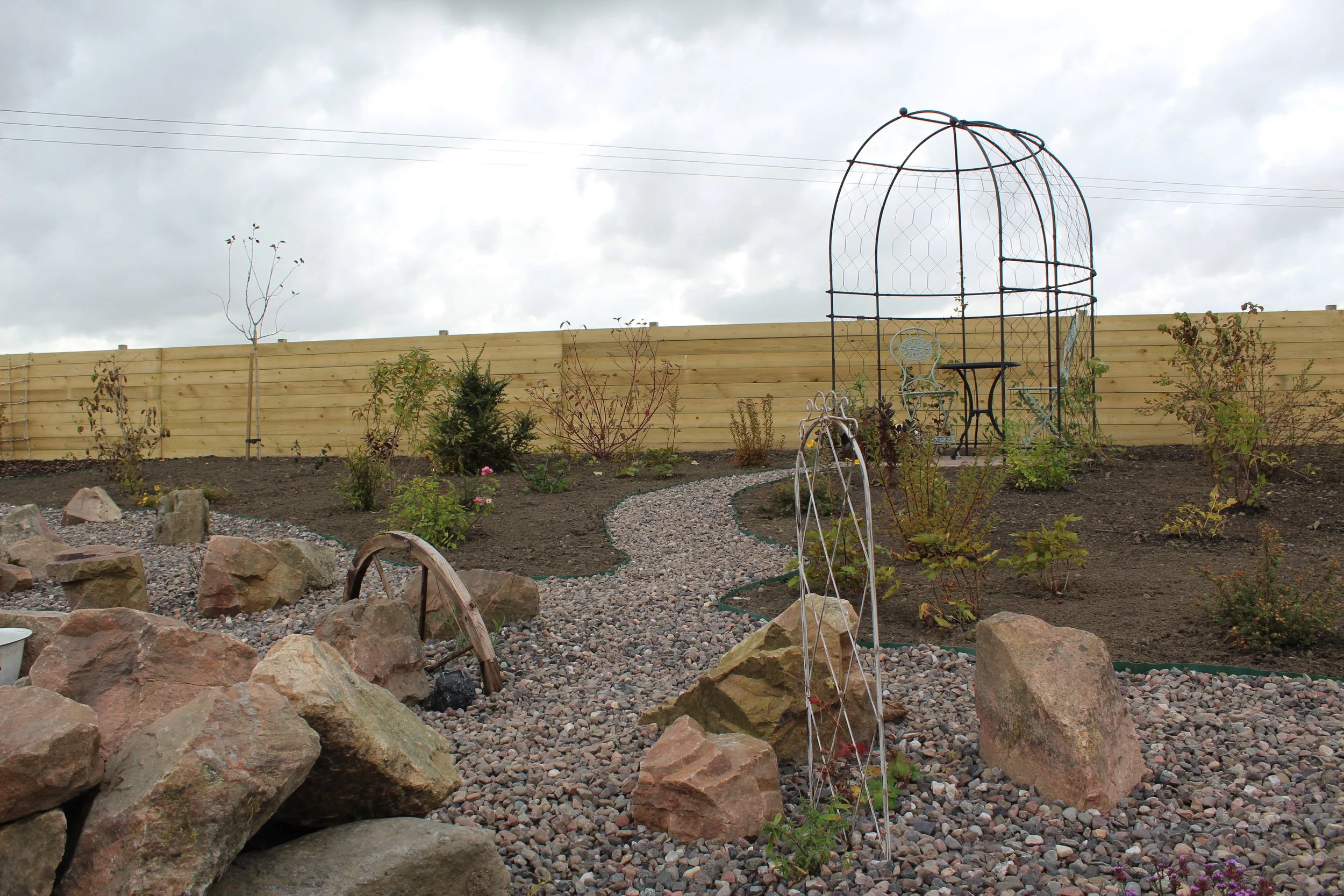 The shrub border at the back of the space is made up of plants like Lonicera x purpusii ‘Winter Beauty’, Rosa ‘Ballerina’, Cornus sanguinea ‘Winter Flame’ and Spirea japonica ‘Little Princess’.