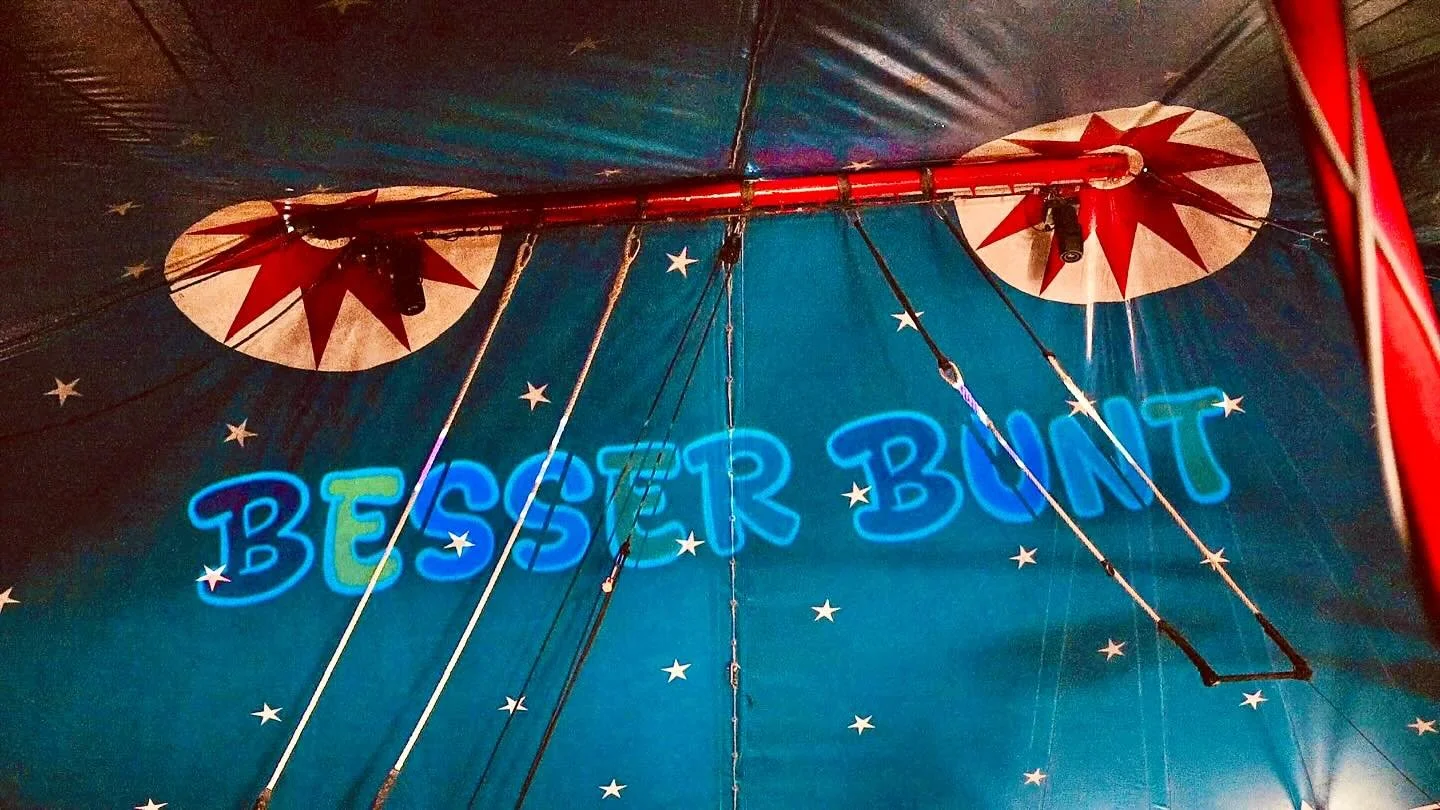 🎪 Danke Hannover, ihr wart wunderbar! 🎪
Nach insgesamt zwanzig Vorstellungen unseres Programms &bdquo;Wir mischen Euch auf&ldquo; ziehen wir weiter - aber unsere Botschaft bleibt: BESSER BUNT !!!

Gr&uuml;n ist die Hoffnung - wirklich? Und wer beha