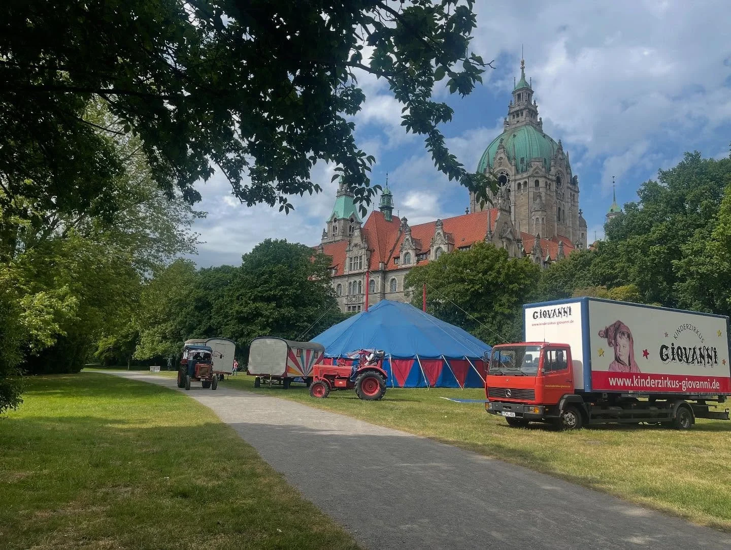 Der Aufbau am Rathaus l&auml;uft! Vorstellungen ab Donnerstag 🎪 Tickets unter www.kinderzirkus-giovanni.de #kinderzirkusgiovanni #kidsinhannover #kidsinhannover