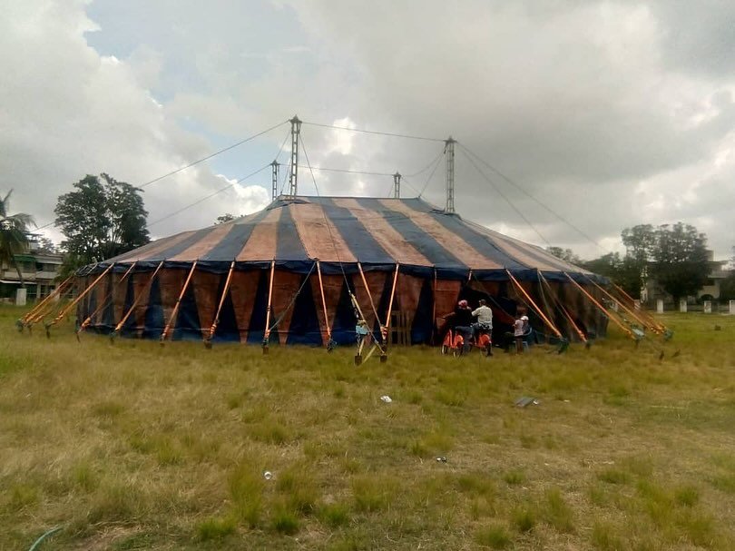 ES STEHT!!! 🎪 SE ENCUENTRA!!! 🎪
Im September 2020 haben wir ein Circuszelt in einem &Uuml;berseecontainer zu unseren Freunden &bdquo;Angeles del futuro&ldquo; nach Havanna/Cuba geschickt (siehe: https://www.facebook.com/share/p/1Kjo6pxxBg/?mibextid