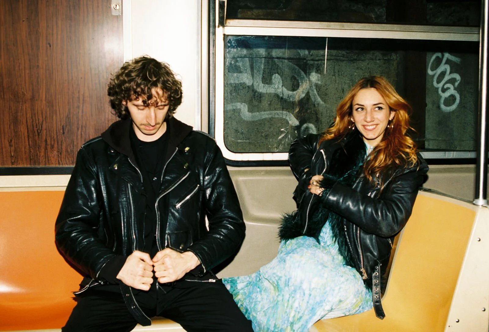 bianca-tom-subway-smile-candid.jpg