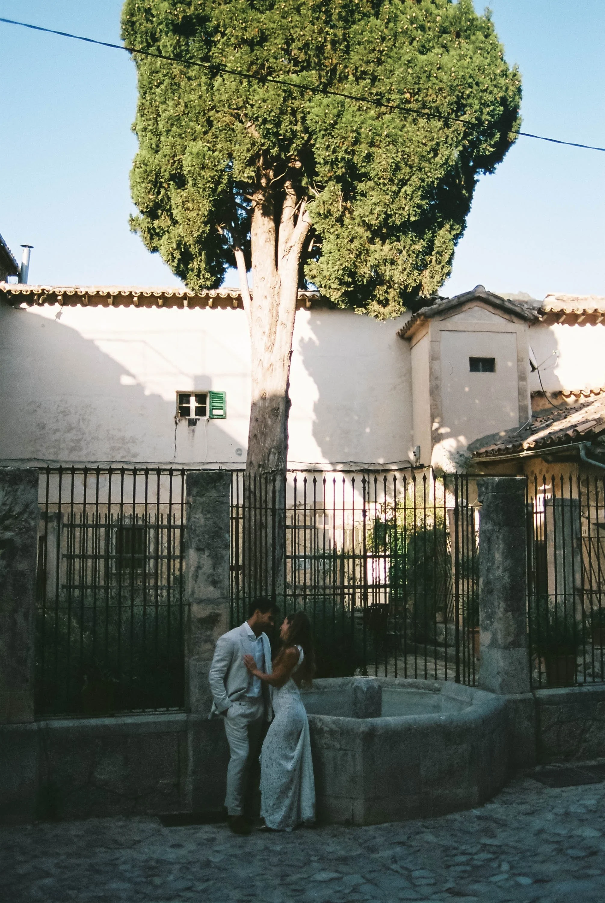 klemens-wichmann-analog-wedding-couple-under-tree-valldemossa