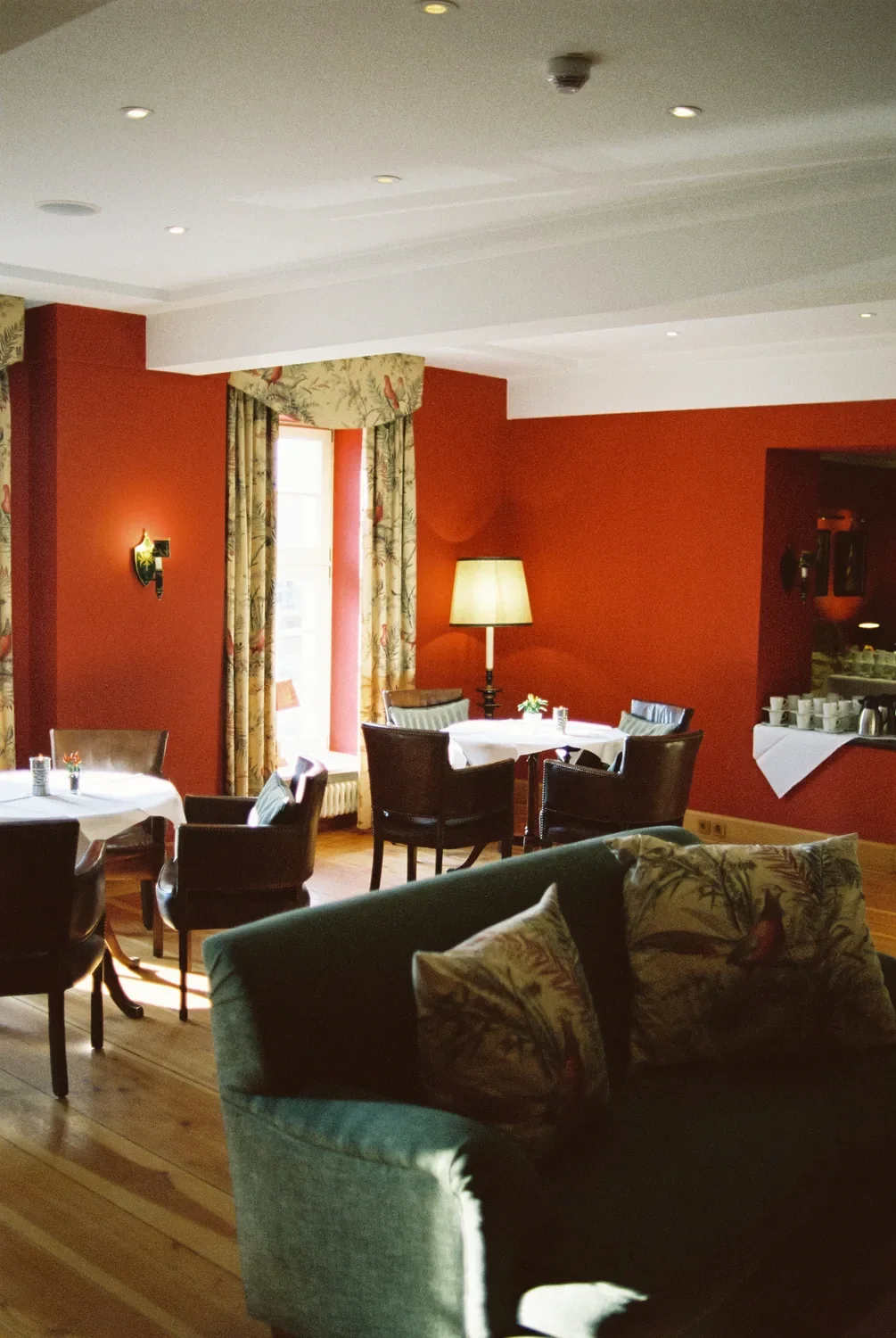 schloss-luebbenau-red-salon-interior-vibe