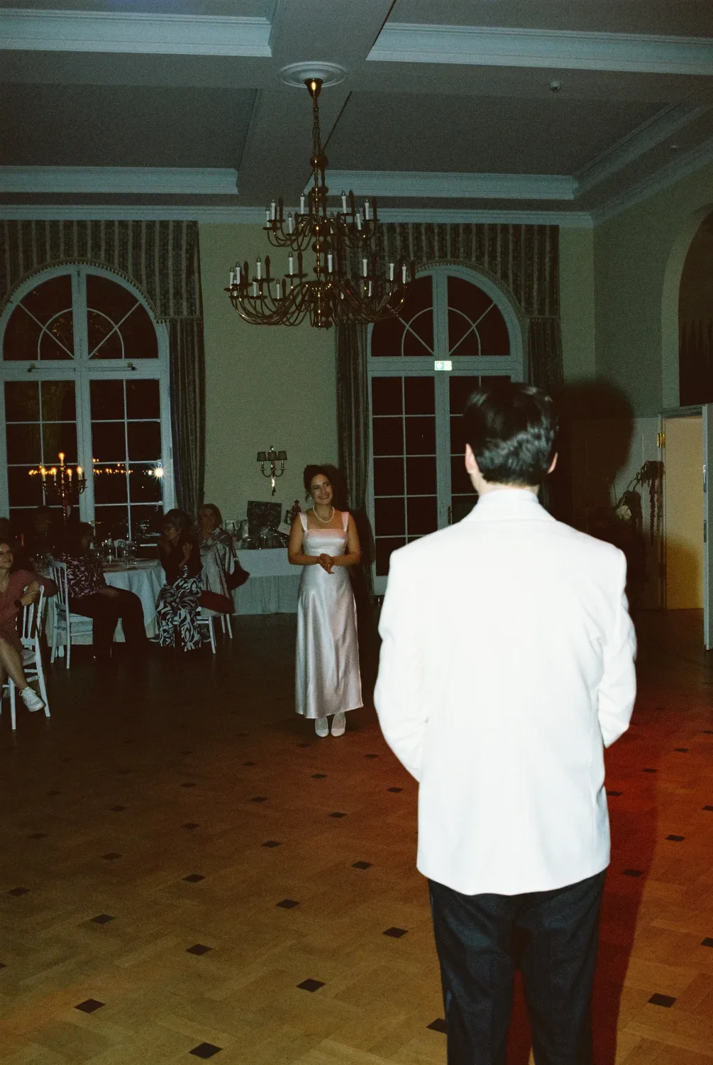 wedding-tanzflaeche.jpg	A quiet, unposed moment of the couple standing opposite each other on the dancefloor before their first dance.
