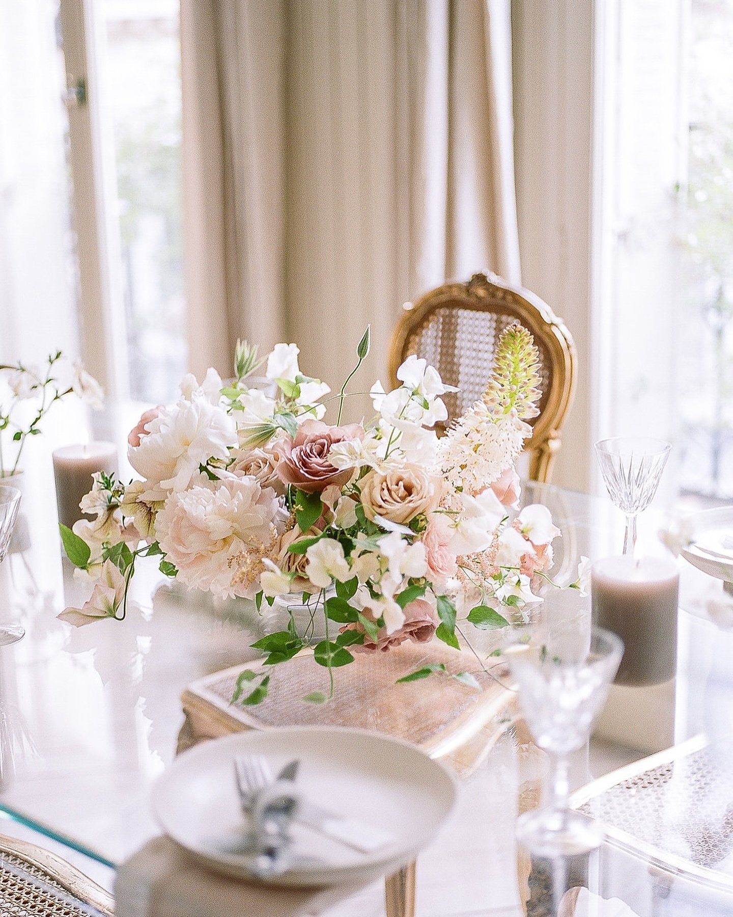 We work with the best wedding planners that serve Southern Europe and we are always impressed with the ingenious table designs they create seemingly effortlessly. Which one do you like the best?
1. By @therobertawest 2. By @sisti.co 3. By @coutureeve