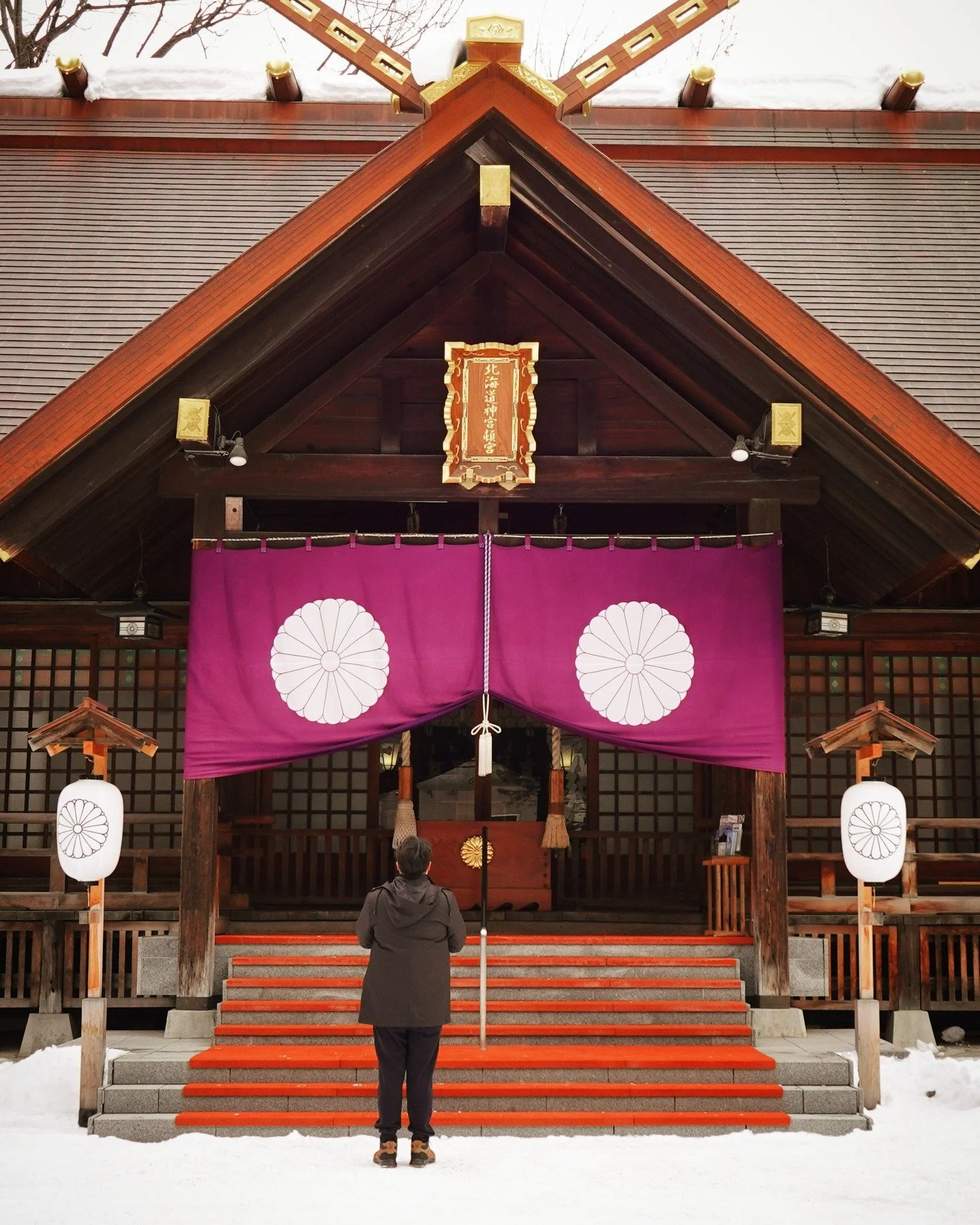 [15/50] ✨ Hokkaido Shrine Tongu ✨

It is said that if you visit Tongu-san, your love will come true. May your wishes be heard and your heart be blessed with happiness. 💕

📸 Photo Highlights:
1️⃣ The beautiful shrine pavilion, where prayers and bles