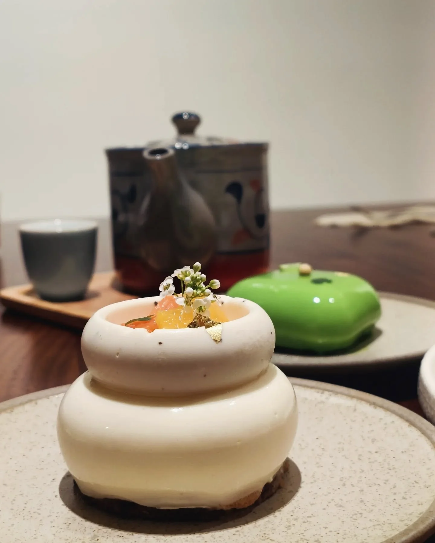 Let&rsquo;s take a sweet little detour from Japan 🇯🇵 back to Singapore 🇸🇬! ✈️

I had the chance to try these cute, artfully crafted French- and Japanese-inspired desserts from @arcenciel.sg in collaboration with KKi Sweets &mdash; available only 