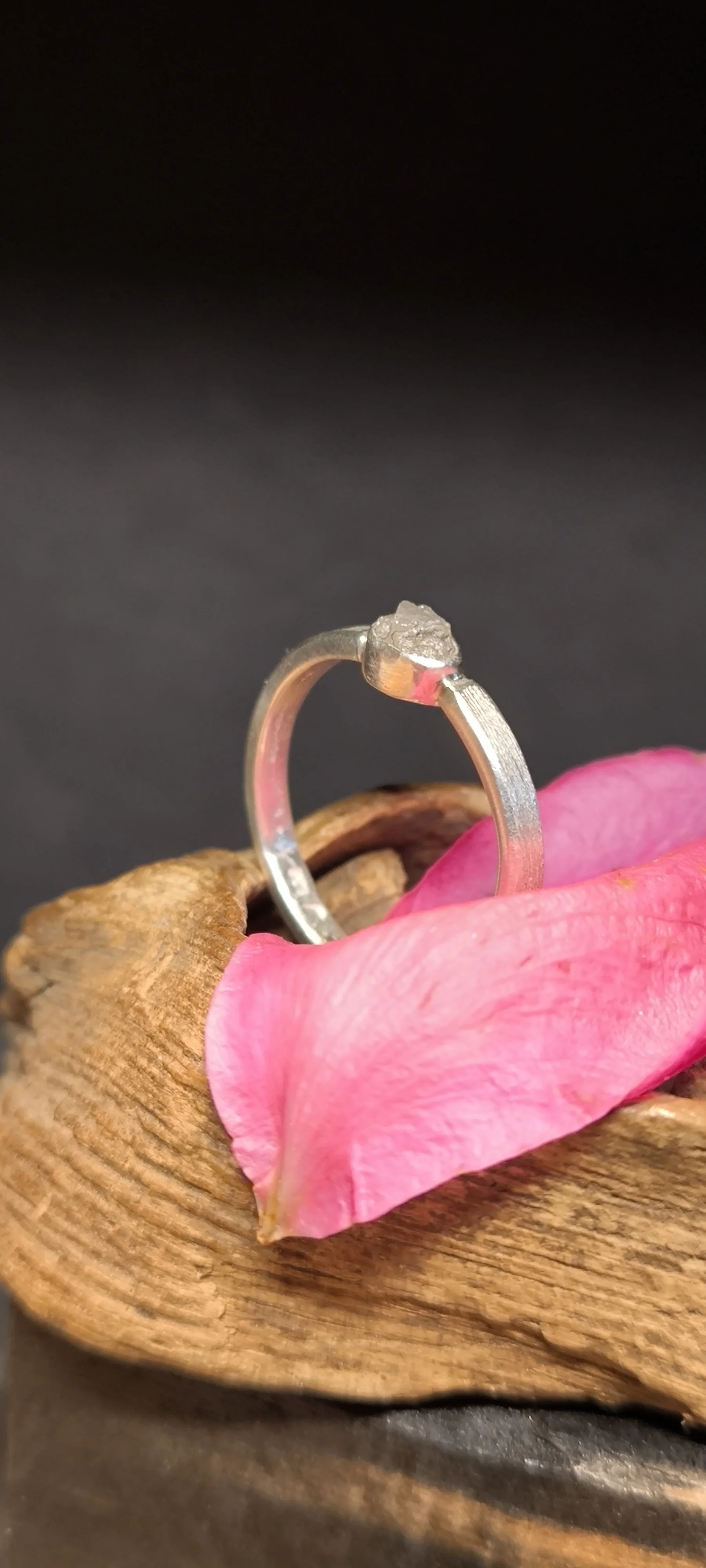 Janet Schmock, Silberring mit Rohdiamant, handgefertigt, Unikat