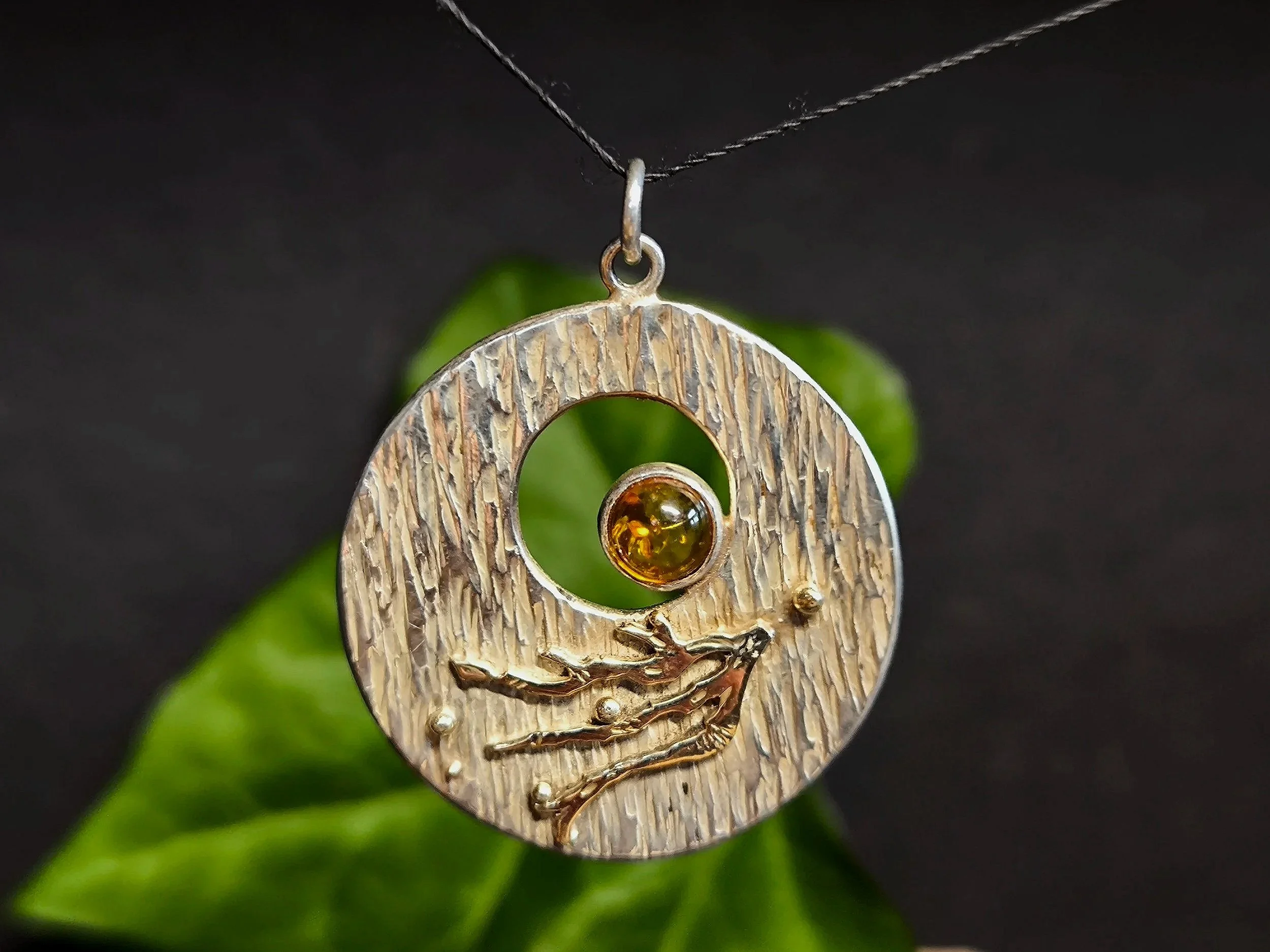 Kettenanhänger bicolor mit Bernstein und Gold, Unikat