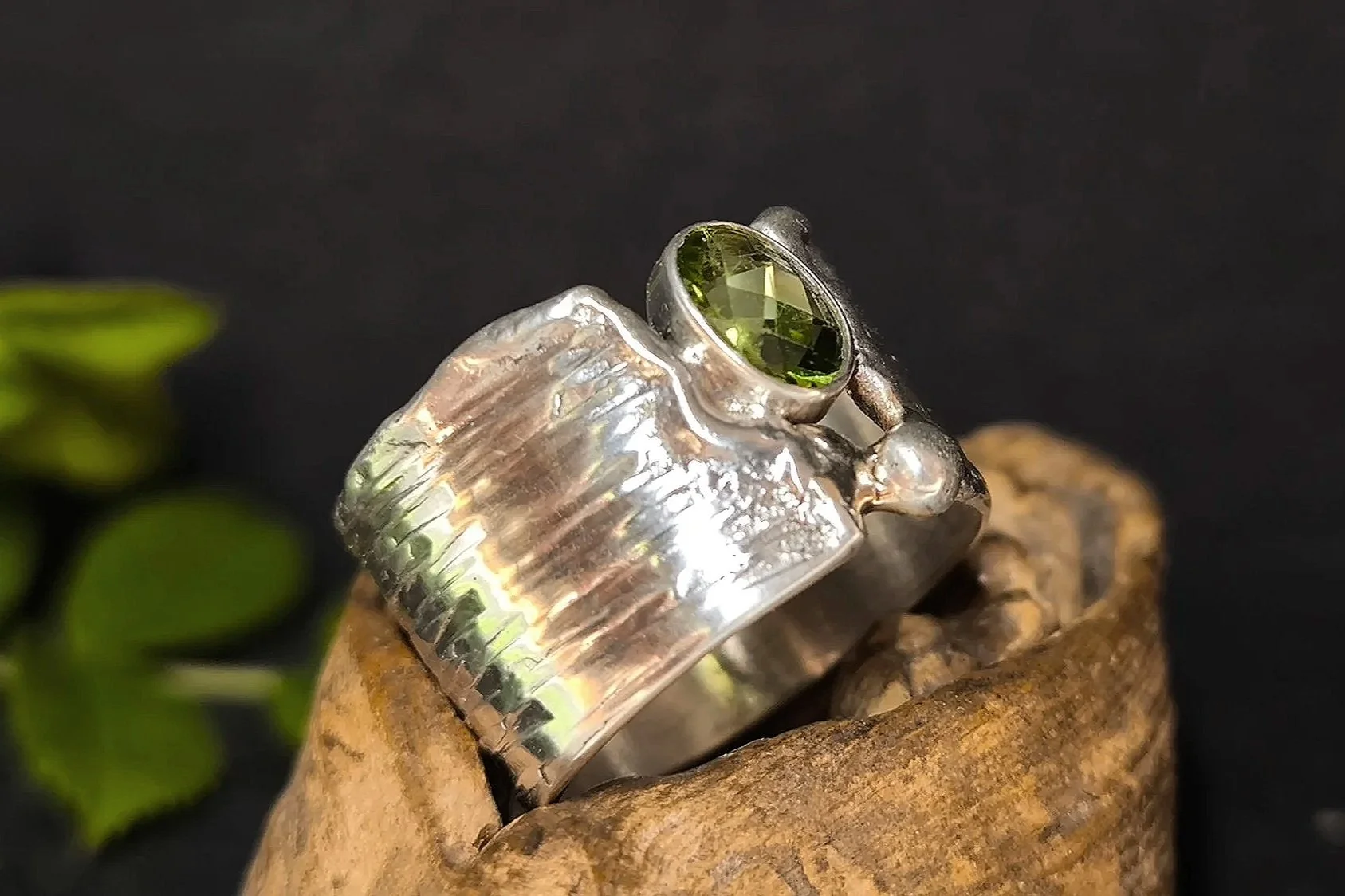 Silberring mit Peridot, Silberschmiedeschmuck, Silberschmiedeeigenart