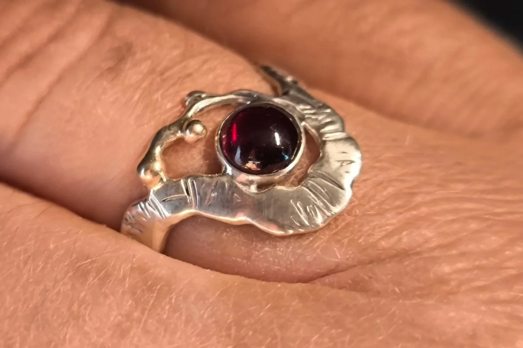 Silberunikat, Ring mit Granat, Durchmesser 18 mm, Handarbeit
