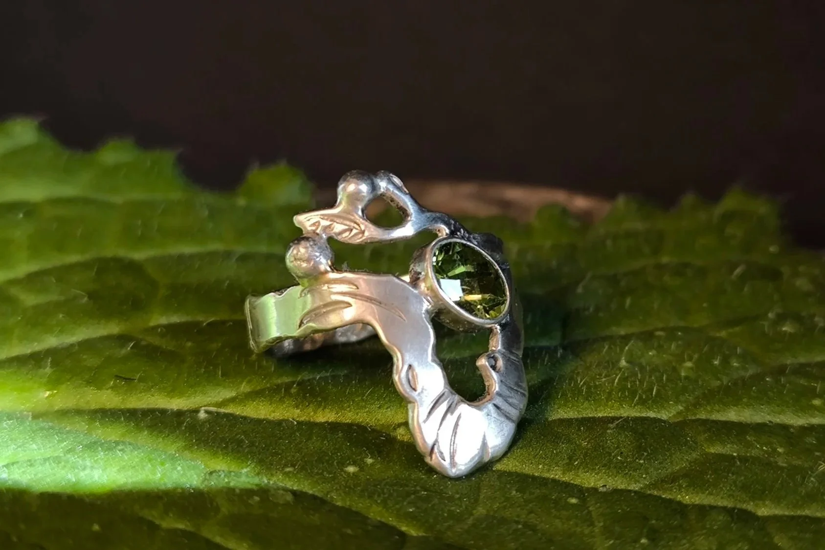 Silberring mit Peridot, Durchmesser 18 mm, recyceltes Silber, Unikat