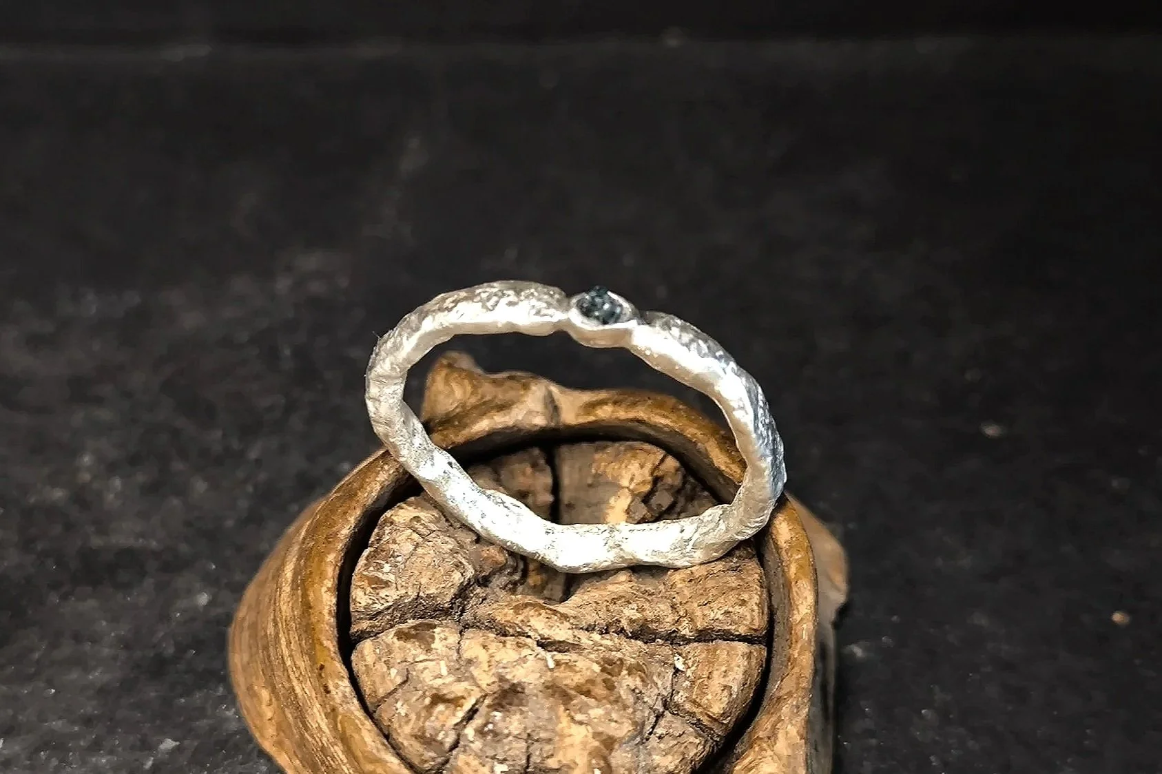 Ring Schmelzwerk mit Rohdiamant