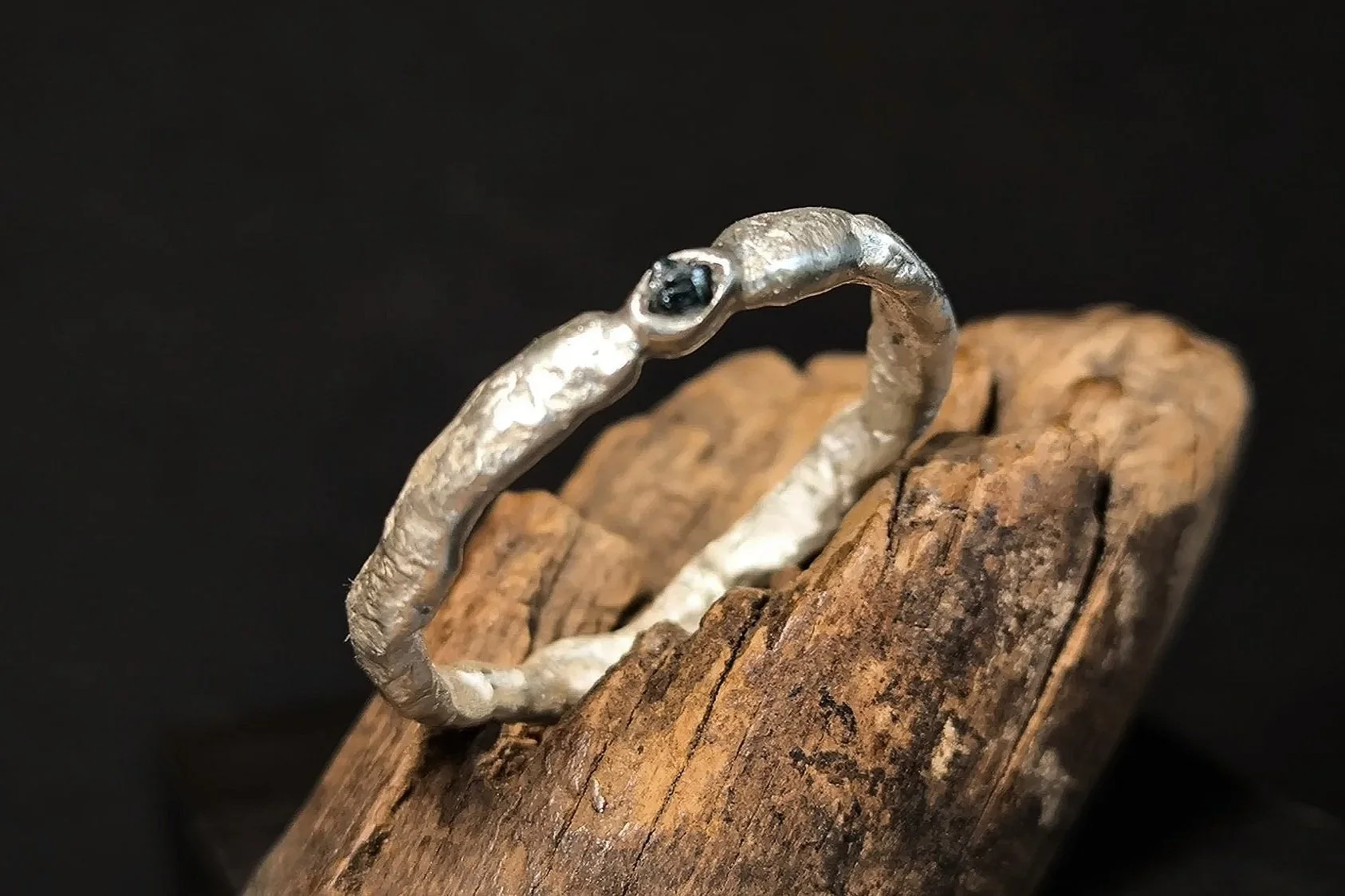 Angeschmolzener Silberring mit Rohdiamant, Janet Schmock