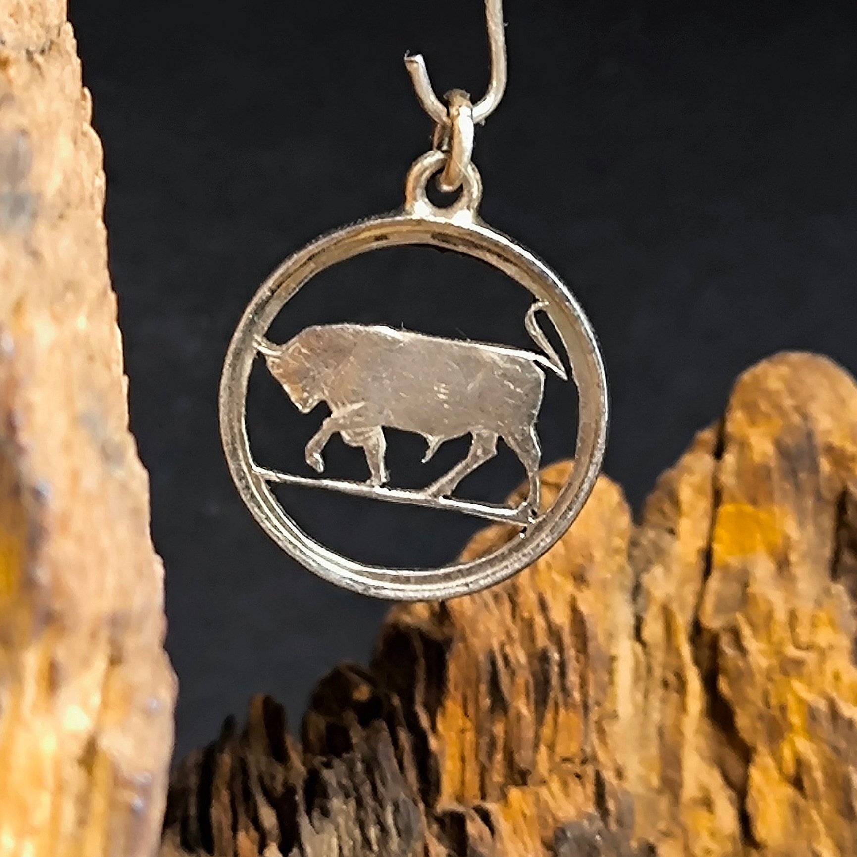 Kleiner Kettenanhänger aus einer ausgesägten Münze. Sternzeichen Stier, Durchmesser 17.5 mm