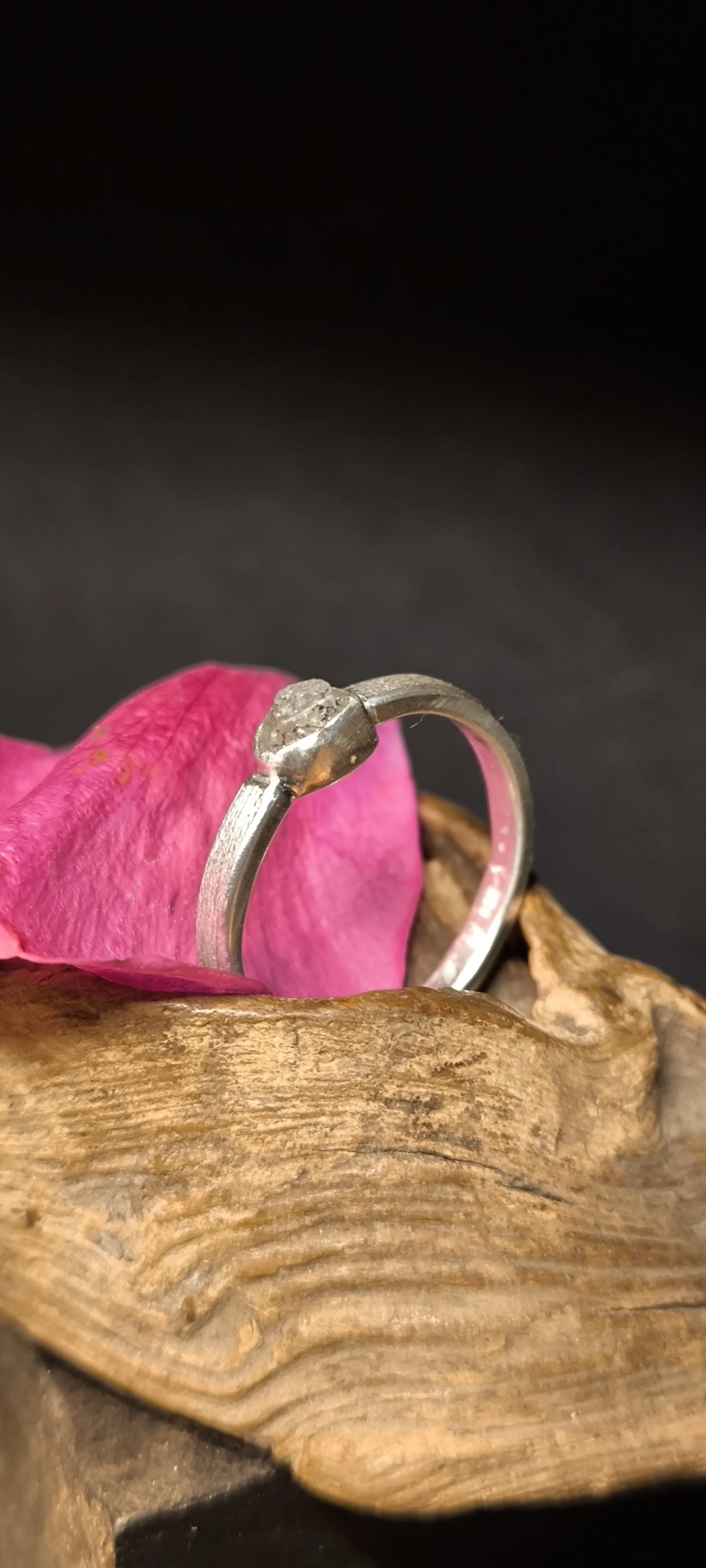 Silberring mit Rohdiamant, handgefertigt, Unikat