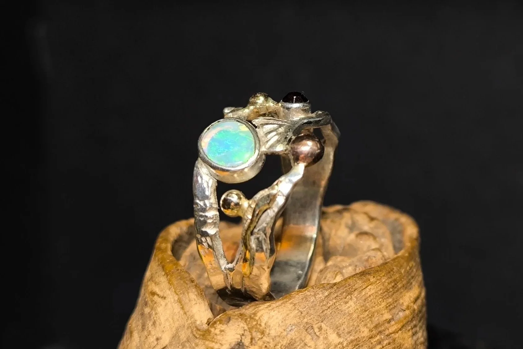Handgemachter Opal Ring, mit Gold und Granat