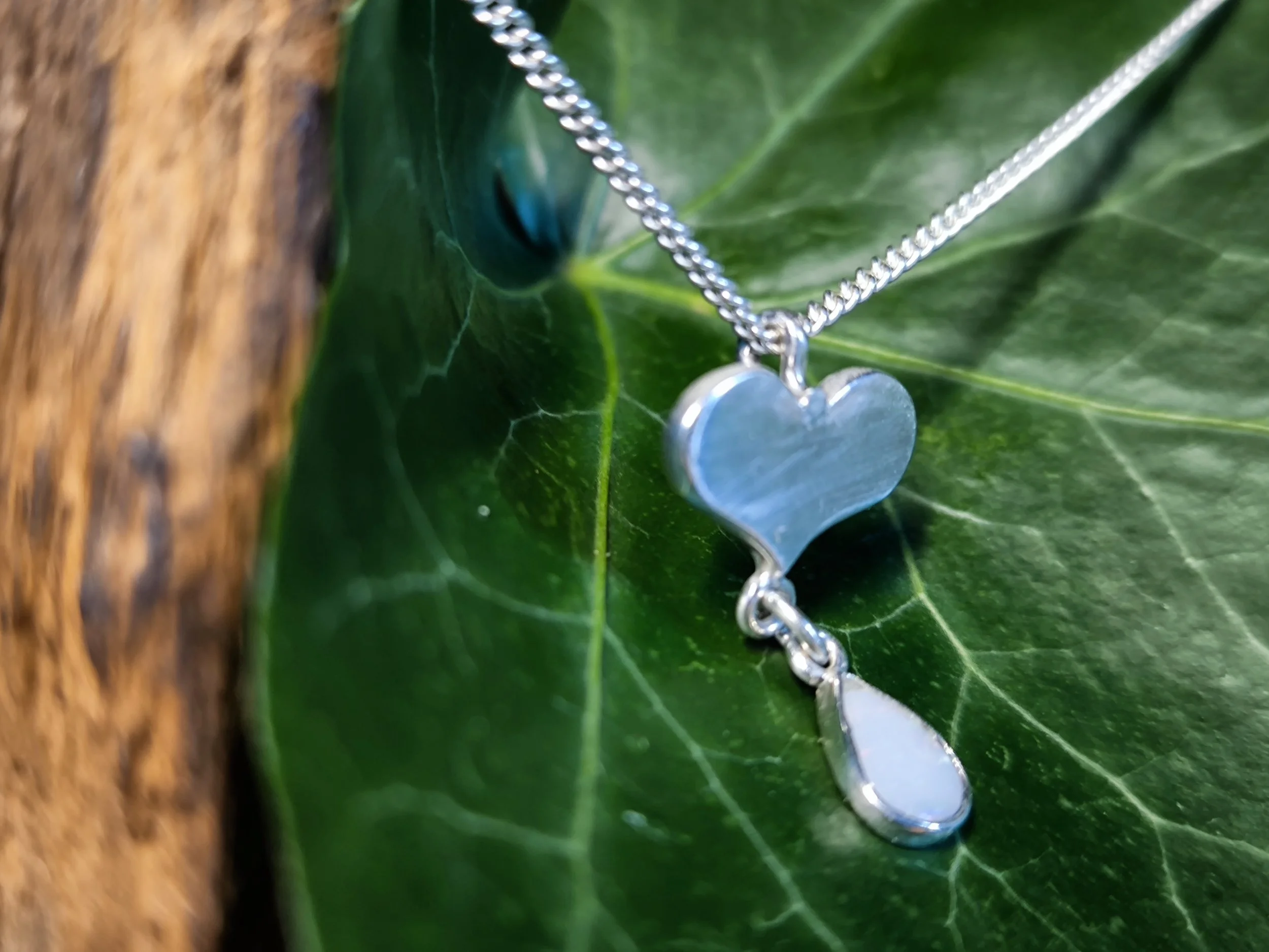 Herz mit Milchopal, Kettenanhänger aus Silber, Unikat
