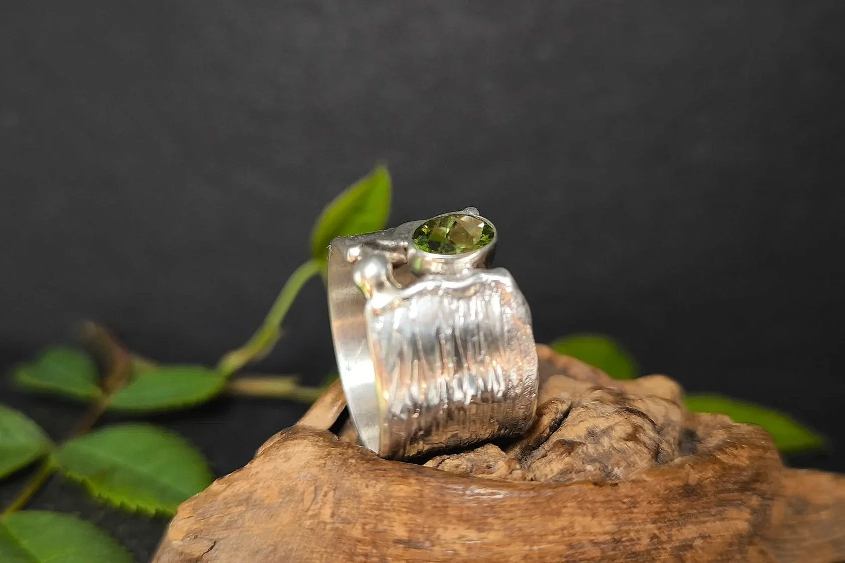 Ein funkelnder Peridot 7×5 mm stellt den Mittelpunkt des Ringes. Er wird von angeschmolzenen Rändern getragen. Ein kleines Silberkügelchen gibt dem Ri g auch etwas verspieltes!