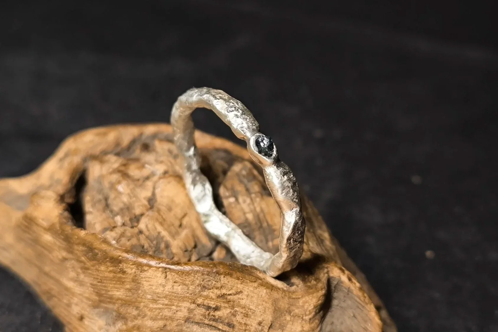Angeschmolzener Silberring mit Rohdiamant, Janet Schmock